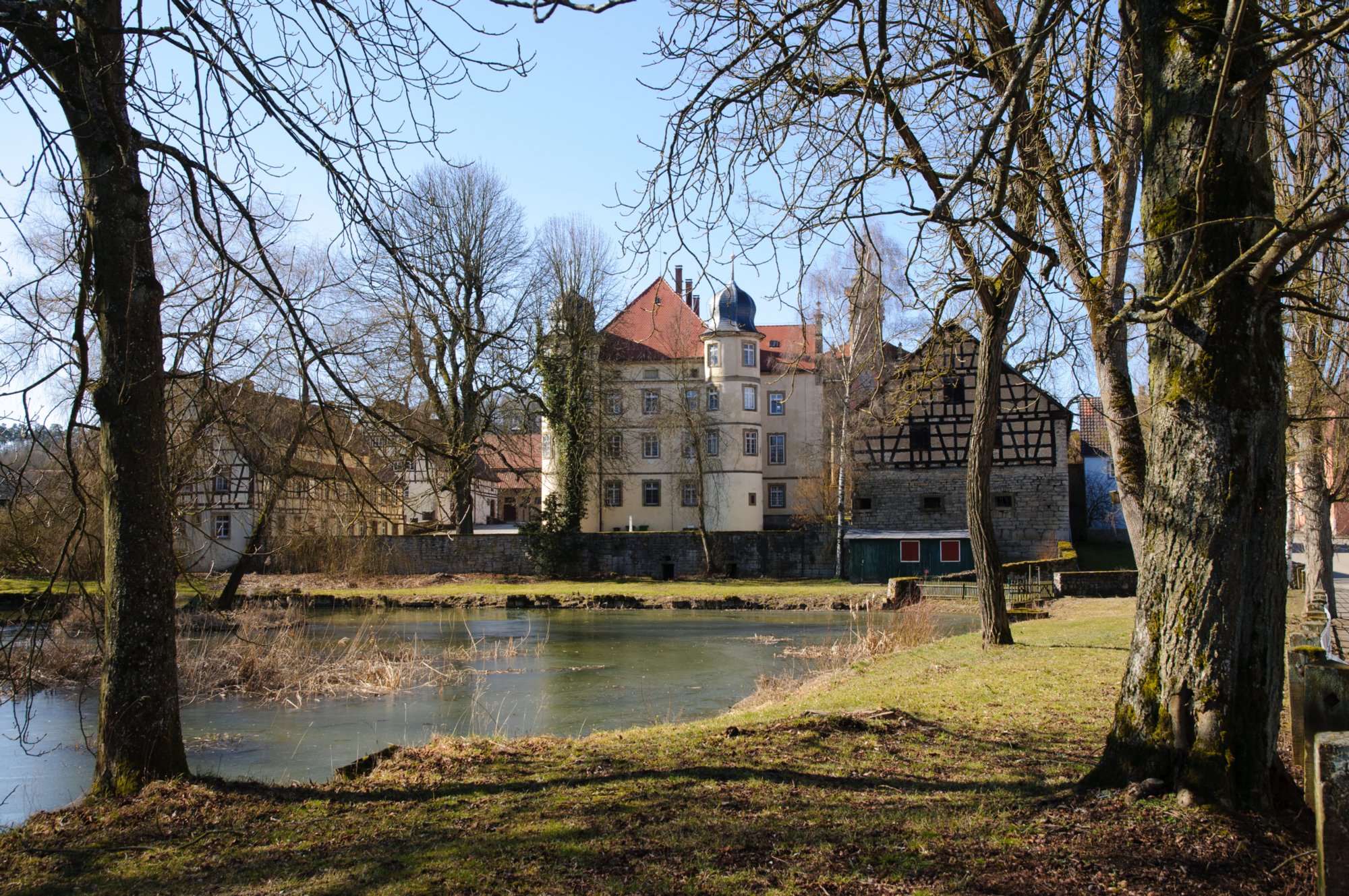 Messbach Im Ortsteil Messbach liegt neben der 1776 erbauten, mit schöner Deckenmalerei ausgestatteten Rokokokirche das Schloss der Freiherren von Palm. Es ist ein länglicher Viereckbau mit drei Stockwerken und vier runden gekuppelten Türmen an den Gebäudeecken. Das Schloss wurde wahrscheinlich vor 1750 erbaut, aber erst in späteren Jahren von den Herren von Eyb vollendet. Quelle: http://de.wikipedia.org/wiki/Dörzbach Wanderung von Dörzbach über die Eiskeller nach Messbach. Von Messbach zur Kirche St. Wendel zum Stein und von dort nach Hohenach. Besuch des jüdischen Friedhofes. Zurück nach Dörzbach.