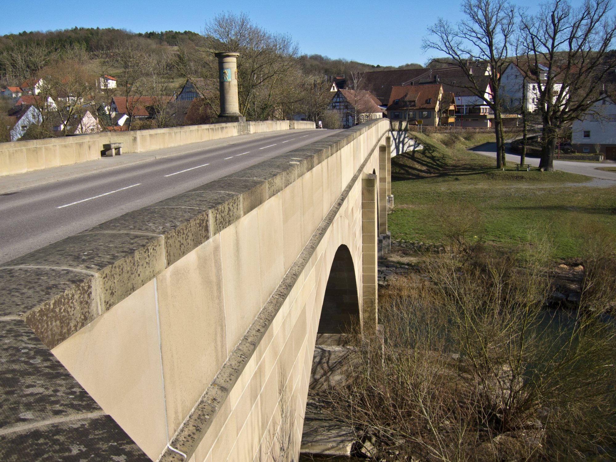 Hohebach Hohebach an der Jagst. Als einziger Teilort besitzt Hohebach kein Baronenschloss, dafür aber eine echte Königsbrücke: Die gewaltige vierbogige Steinbrücke wurde 1808 bis 1810 von Karl August Friedrich von Duttenhofer auf Geheiß des Königs Friedrich I. von Württemberg gebaut, der dadurch seinen napoleonisch neu erworbenen nördlichen Landesteil Hohenlohe strategisch und verkehrstechnisch besser an das schwäbische Kernland anbinden wollte. Eine hohe Sandsteinsäule in der Brückenmitte trägt die römische Jahreszahl MDCCCX und das königliche Monogram FR mit Staatswappen. Laut Carl Julius Weber ist sie „die schönste Brücke im ganzen Königreich Württemberg“. Gegen Ende des Zweiten Weltkriegs wurden die beiden nördlichen Brückenbögen gesprengt und 1947 wieder aufgebaut. 1996 bis 1998 wurde die Brücke, über die heute die Bundesstraße 19 führt, unter Beibehaltung ihrer Bauweise instandgesetzt und verbreitert. Quelle: http://de.wikipedia.org/wiki/Dörzbach. Wanderung von Dörzbach über die Eiskeller nach Messbach. Von Messbach zur Kirche St. Wendel zum Stein und von dort nach Hohenach. Besuch des jüdischen Friedhofes. Zurück nach Dörzbach.