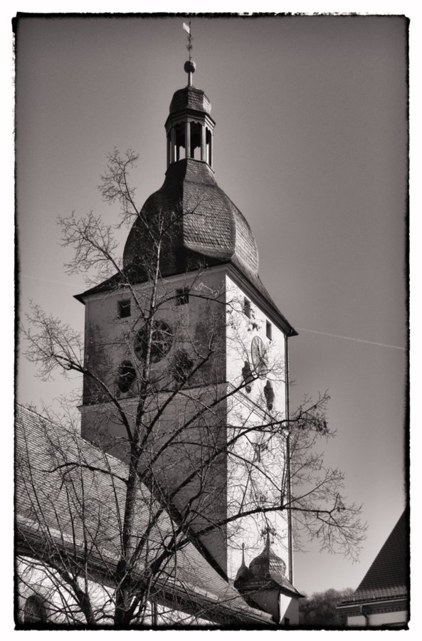 Dreifaltigkeitskirche Dörzbach Dreifaltigkeitskirche in Dörzbach. Wanderung von Dörzbach über die Eiskeller nach Messbach. Von Messbach zur Kirche St. Wendel zum Stein und von dort nach Hohenach. Besuch des jüdischen Friedhofes. Zurück nach Dörzbach.