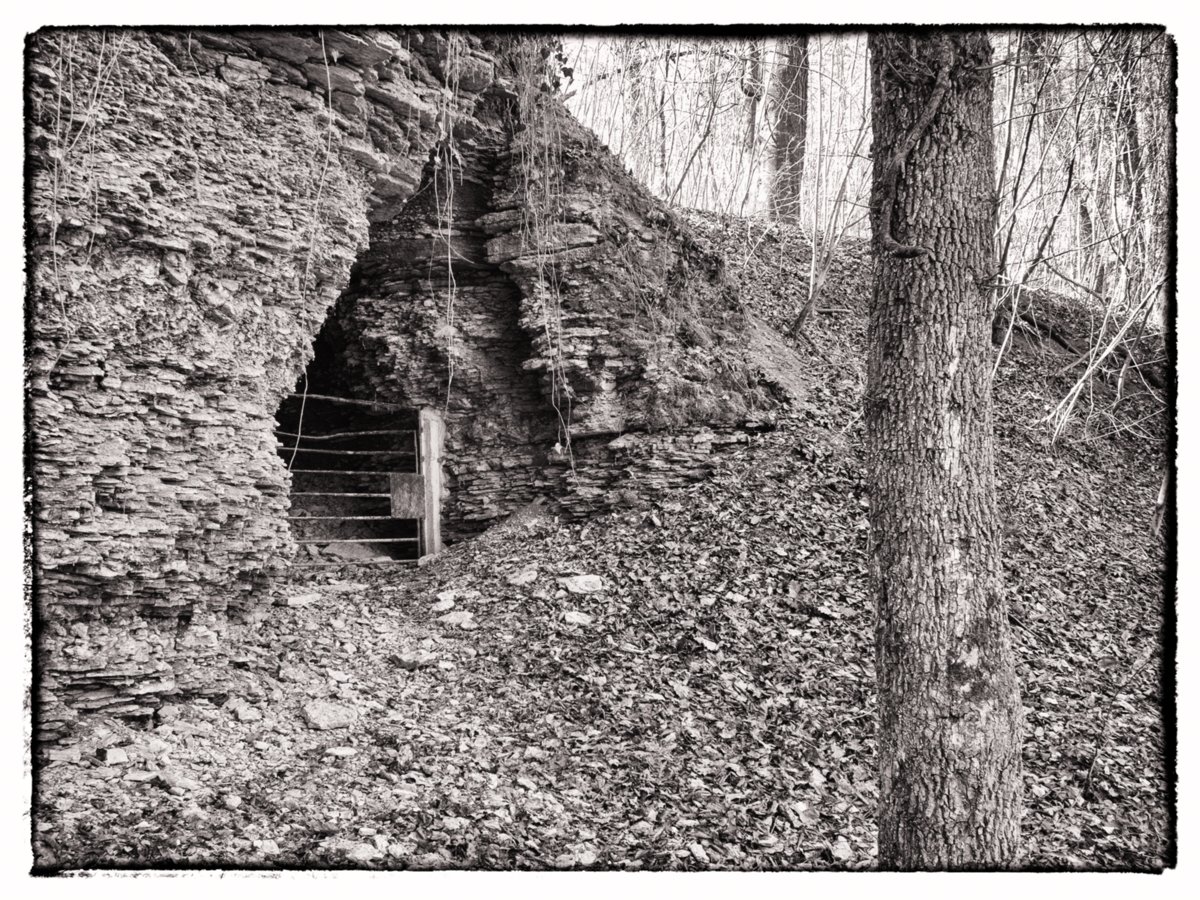 Eiskeller bei Dörzbach Eiskeller bei Dörzbach. Wanderung von Dörzbach über die Eiskeller nach Messbach. Von Messbach zur Kirche St. Wendel zum Stein und von dort nach Hohenach. Besuch des jüdischen Friedhofes. Zurück nach Dörzbach.