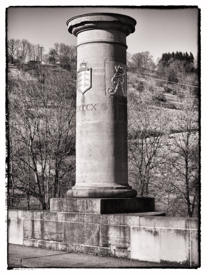 Hohebach Hohebach an der Jagst. Als einziger Teilort besitzt Hohebach kein Baronenschloss, dafür aber eine echte Königsbrücke: Die gewaltige vierbogige Steinbrücke wurde 1808 bis 1810 von Karl August Friedrich von Duttenhofer auf Geheiß des Königs Friedrich I. von Württemberg gebaut, der dadurch seinen napoleonisch neu erworbenen nördlichen Landesteil Hohenlohe strategisch und verkehrstechnisch besser an das schwäbische Kernland anbinden wollte. Eine hohe Sandsteinsäule in der Brückenmitte trägt die römische Jahreszahl MDCCCX und das königliche Monogram FR mit Staatswappen. Laut Carl Julius Weber ist sie „die schönste Brücke im ganzen Königreich Württemberg“. Gegen Ende des Zweiten Weltkriegs wurden die beiden nördlichen Brückenbögen gesprengt und 1947 wieder aufgebaut. 1996 bis 1998 wurde die Brücke, über die heute die Bundesstraße 19 führt, unter Beibehaltung ihrer Bauweise instandgesetzt und verbreitert. Quelle: http://de.wikipedia.org/wiki/Dörzbach. Wanderung von Dörzbach über die Eiskeller nach Messbach. Von Messbach zur Kirche St. Wendel zum Stein und von dort nach Hohenach. Besuch des jüdischen Friedhofes. Zurück nach Dörzbach.