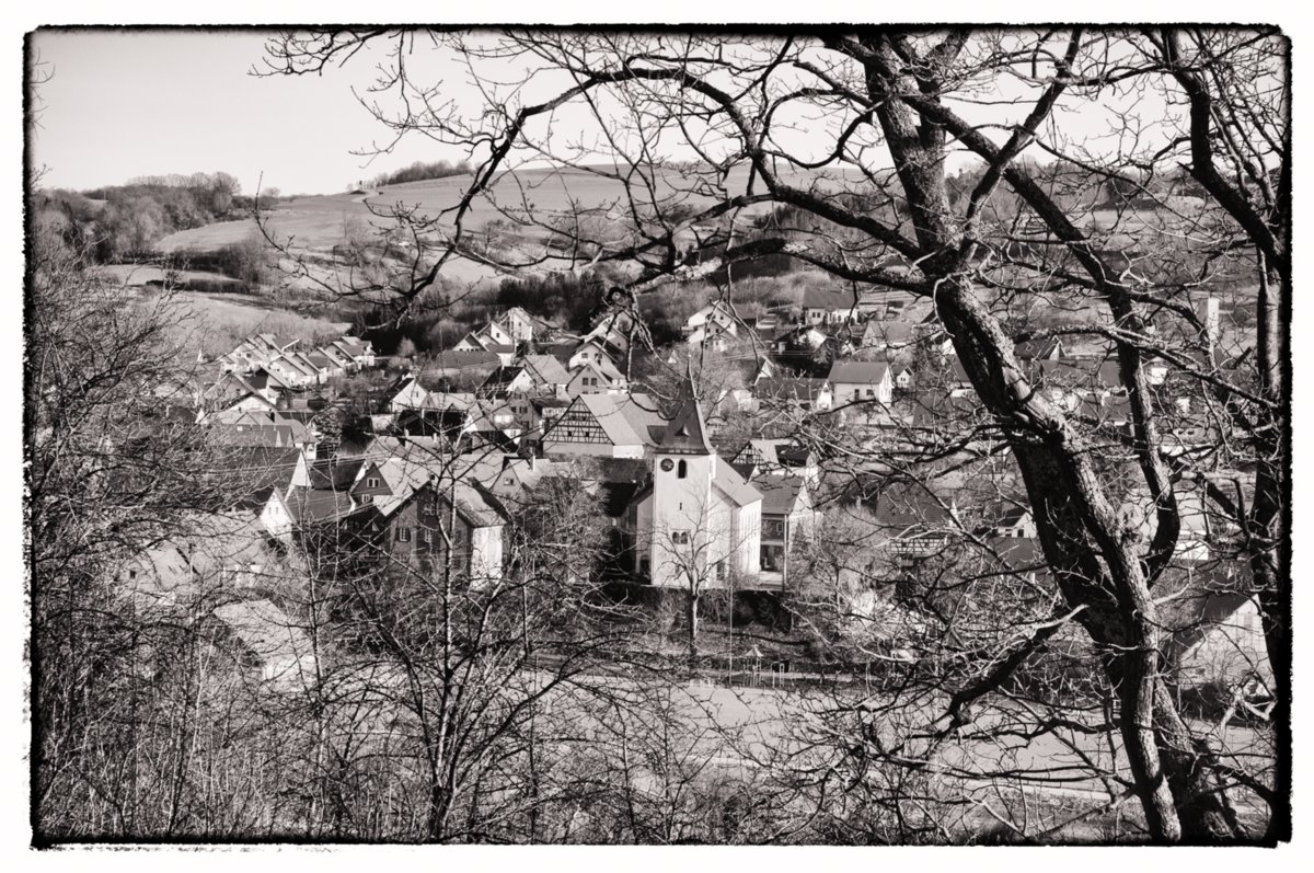 Blick auf Hohebach Blick auf Hohebach im Jagsttal. Wanderung von Dörzbach über die Eiskeller nach Messbach. Von Messbach zur Kirche St. Wendel zum Stein und von dort nach Hohenach. Besuch des jüdischen Friedhofes. Zurück nach Dörzbach.