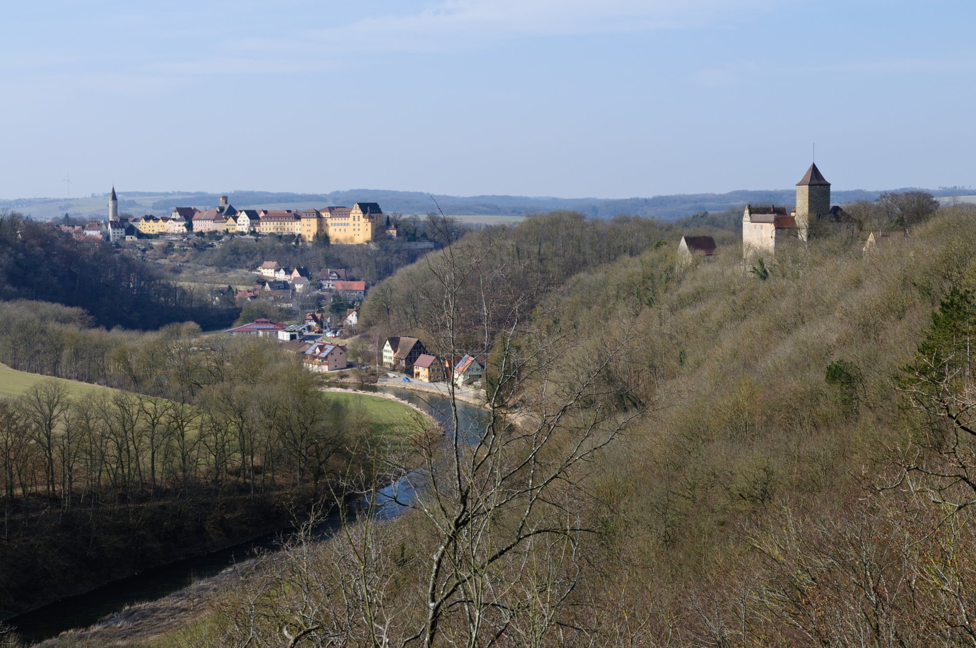 Kirchberg an der Jagst und Schloss Hornberg Blick vom Aussiochts-Pavillon bei der Villa Schönblick auf Kirchberg und Schloss Hornberg. Wanderung vom Wanderparkplatz im Walderholungszentrum bei Kirchberg über die Villa Schönblick nach Gaggstatt. Von dort über die alte Verbindungsstraße zur Jugendherberge. Über die Alte Sulz (Stammburg der Ritter von Kirchberg) hinunter zur Jagstbrücke in Kirchberg. Über den Sophienberg zurück zum Wanderparkplatz.