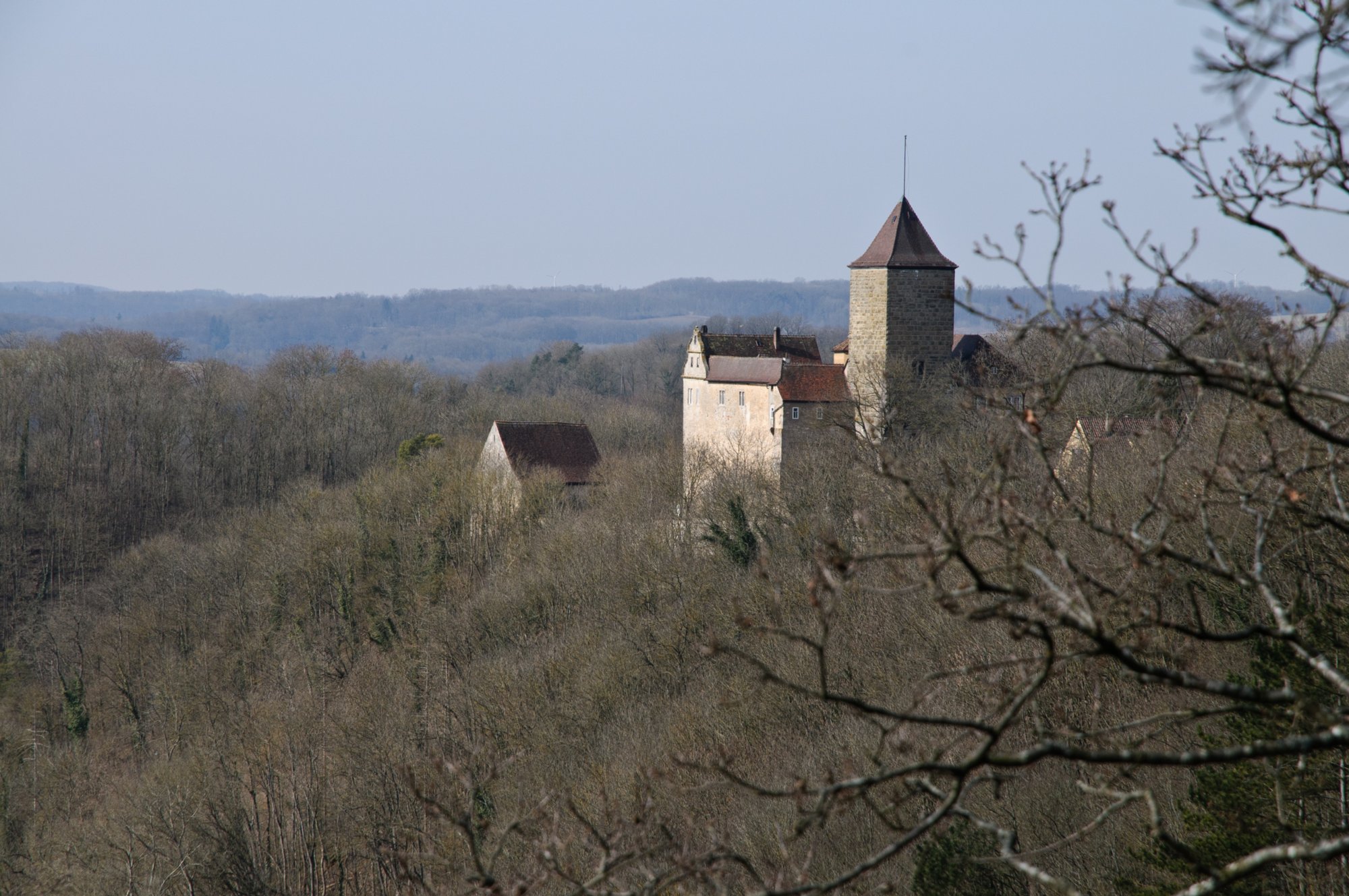 Schloss Hornberg Blick vom Aussiochts-Pavillon bei der Villa Schönblick auf Schloss Hornberg. Wanderung vom Wanderparkplatz im Walderholungszentrum bei Kirchberg über die Villa Schönblick nach Gaggstatt. Von dort über die alte Verbindungsstraße zur Jugendherberge. Über die Alte Sulz (Stammburg der Ritter von Kirchberg) hinunter zur Jagstbrücke in Kirchberg. Über den Sophienberg zurück zum Wanderparkplatz.