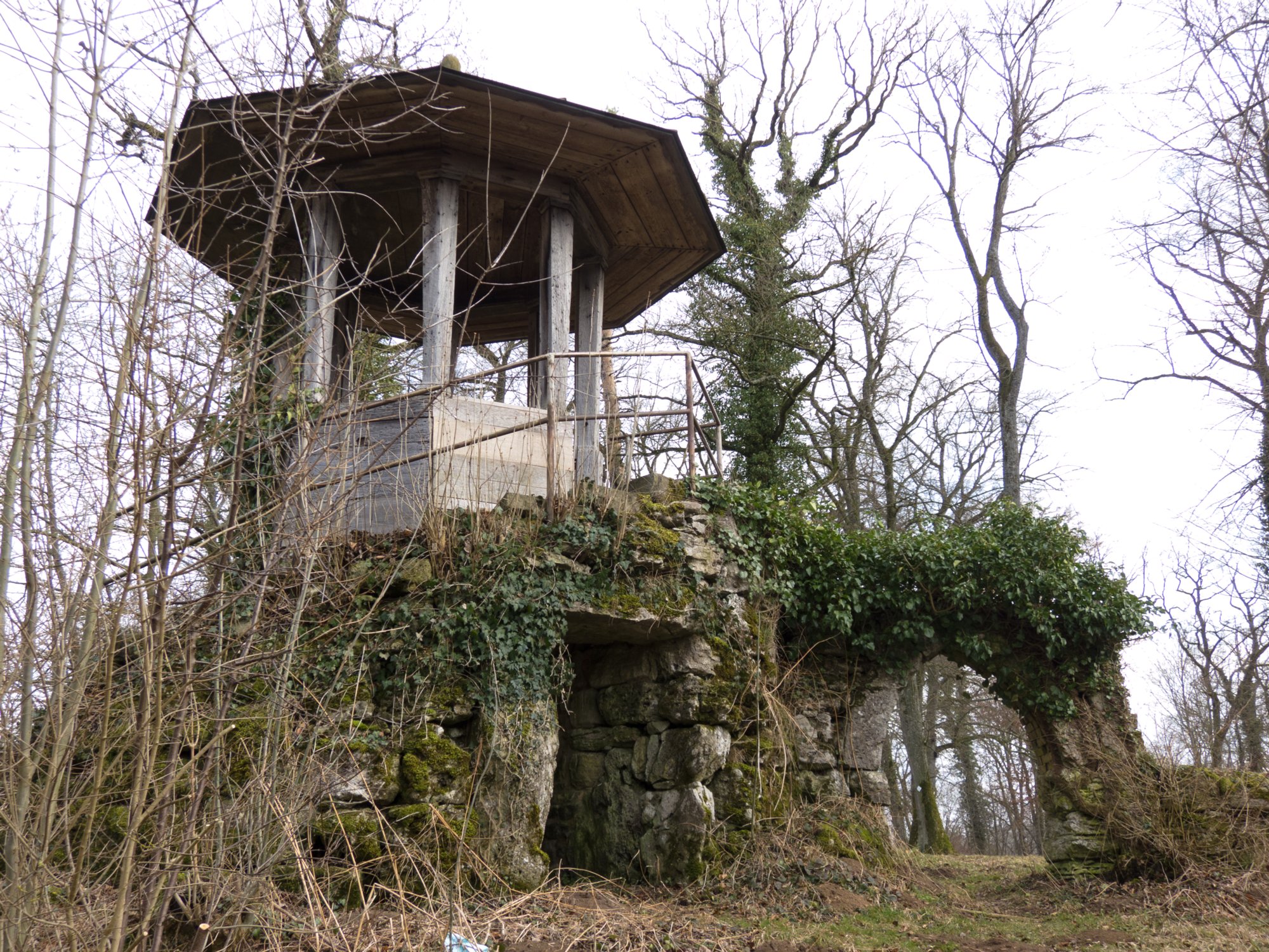 Sophienberg Auf dem Sophienberg. Umlaufberg der Jagst. Ende des 18. Jh als englischer Part gestaltet. Wanderung vom Wanderparkplatz im Walderholungszentrum bei Kirchberg über die Villa Schönblick nach Gaggstatt. Von dort über die alte Verbindungsstraße zur Jugendherberge. Über die Alte Sulz (Stammburg der Ritter von Kirchberg) hinunter zur Jagstbrücke in Kirchberg. Über den Sophienberg zurück zum Wanderparkplatz.