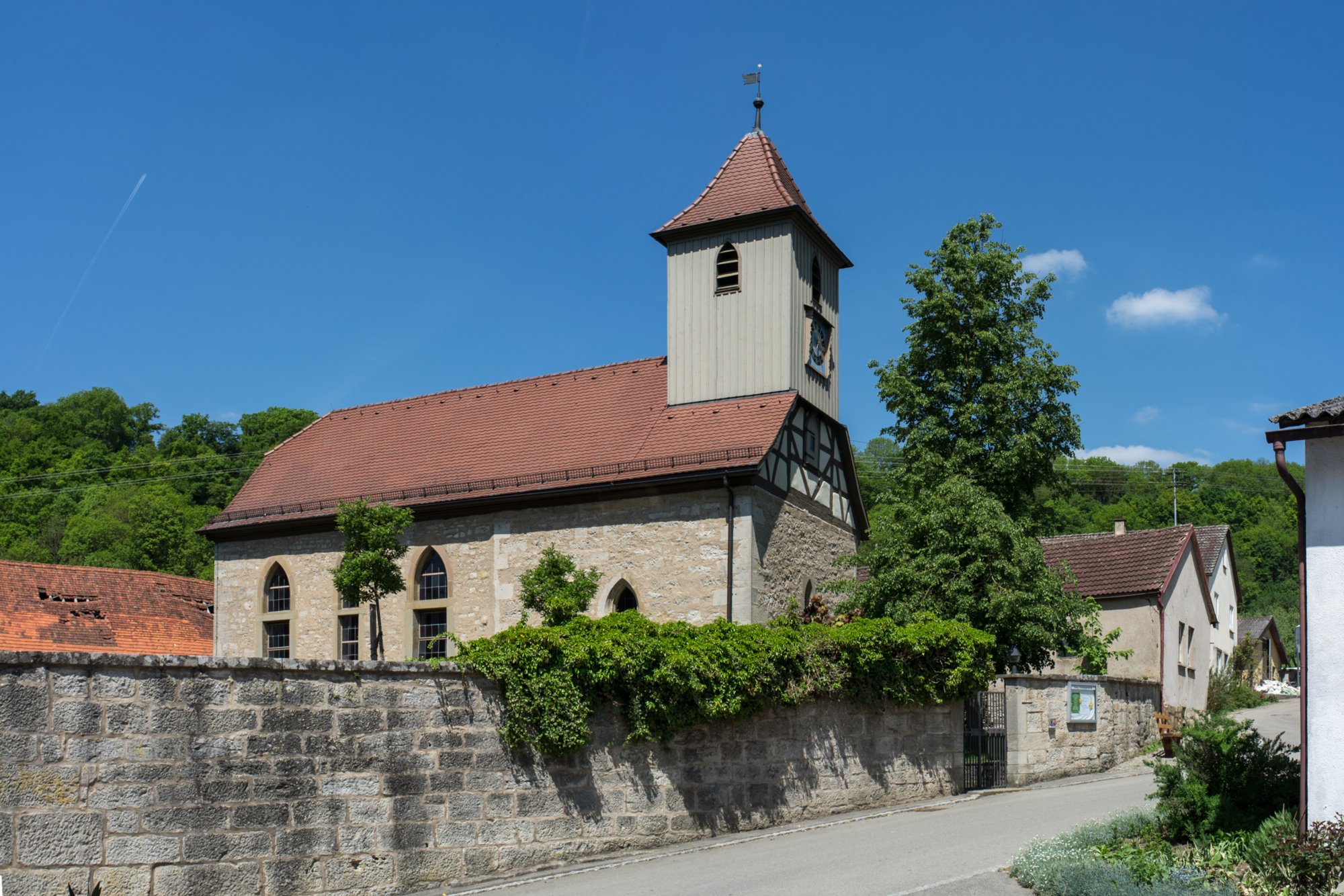 Nikolauskirche in Mistlau Nikoloauskirche in Mistlau. Wanderung von Kirchberg (Wanderparkplatz) nach Mistlau. Über Bölgental, ehemal. Heinzenmühle, Baierlestein, Lobenhausen und teufelsklinge zurück nach Kirchberg.