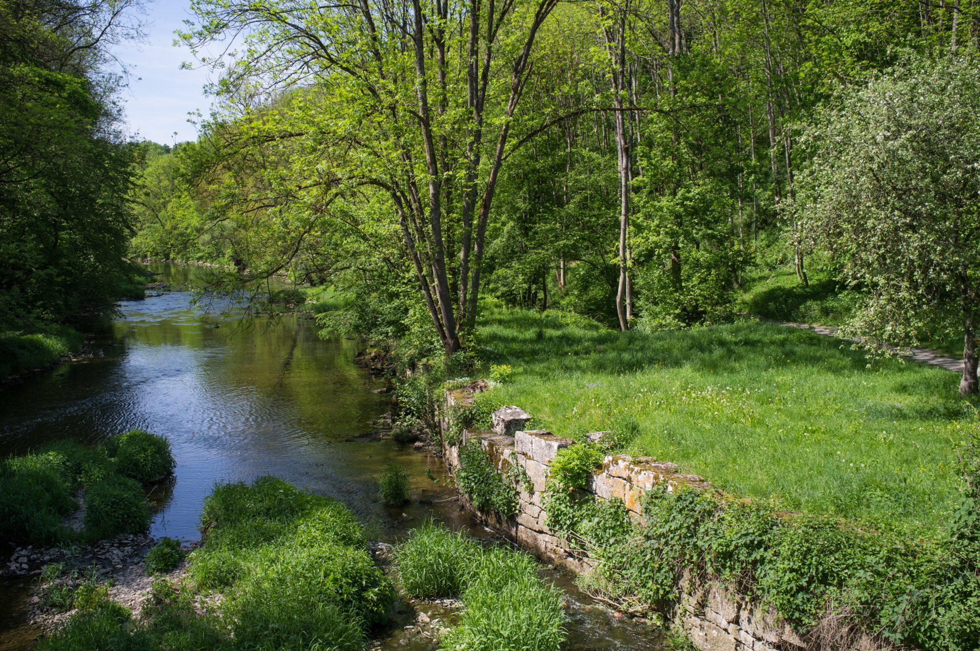 Jagst bei der ehemaligen Heinzenmühle Jagst bei der ehemaligen Heinzenmühle. Wanderung von Kirchberg (Wanderparkplatz) nach Mistlau. Über Bölgental, ehemal. Heinzenmühle, Baierlestein, Lobenhausen und teufelsklinge zurück nach Kirchberg.