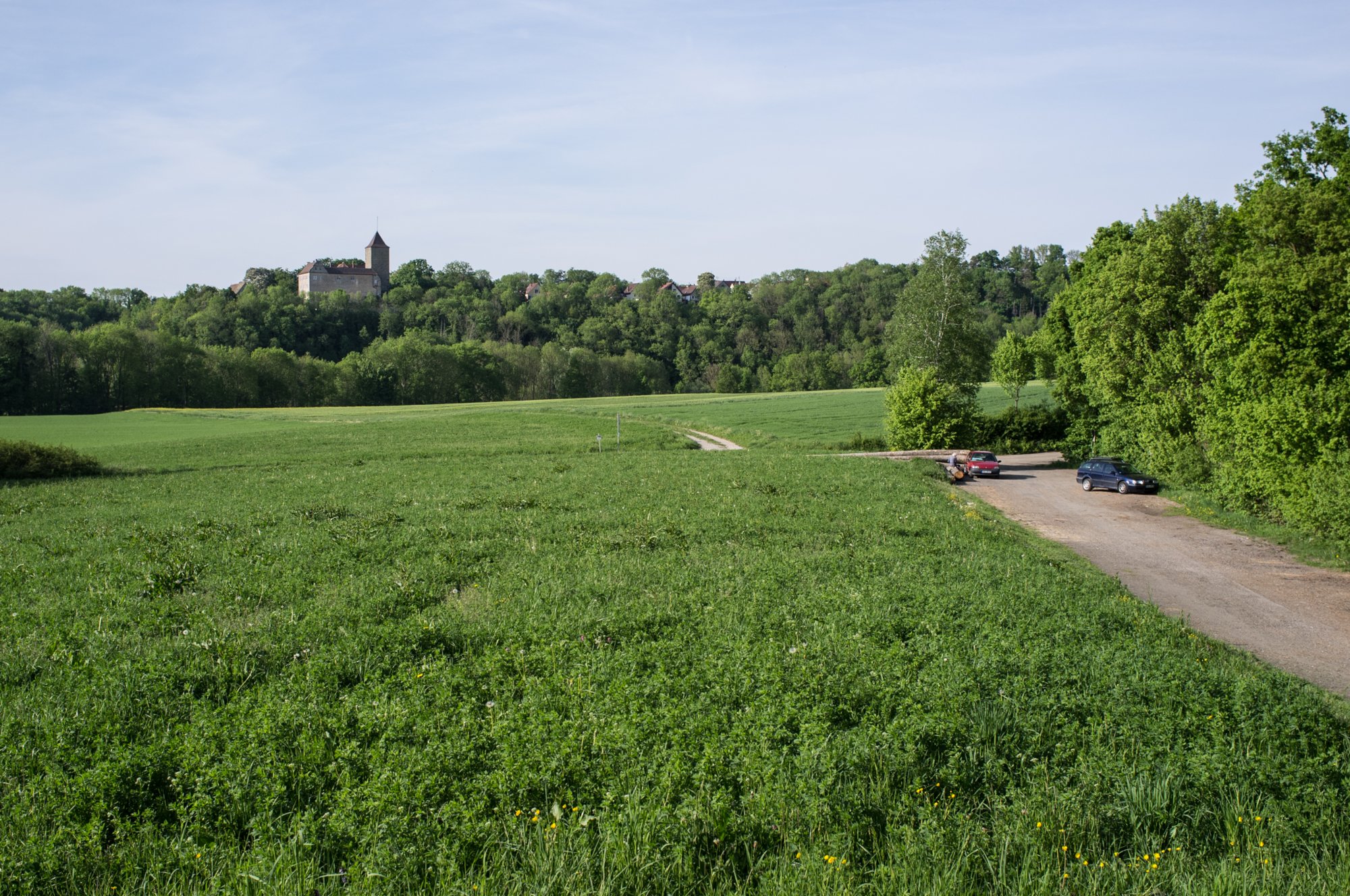 Wanderparkplatz Kirchberg mit Schloss Hornberg Wanderparkplatz Kirchberg mit Schloss Hornberg. Wanderung von Kirchberg (Wanderparkplatz) nach Mistlau. Über Bölgental, ehemal. Heinzenmühle, Baierlestein, Lobenhausen und teufelsklinge zurück nach Kirchberg.