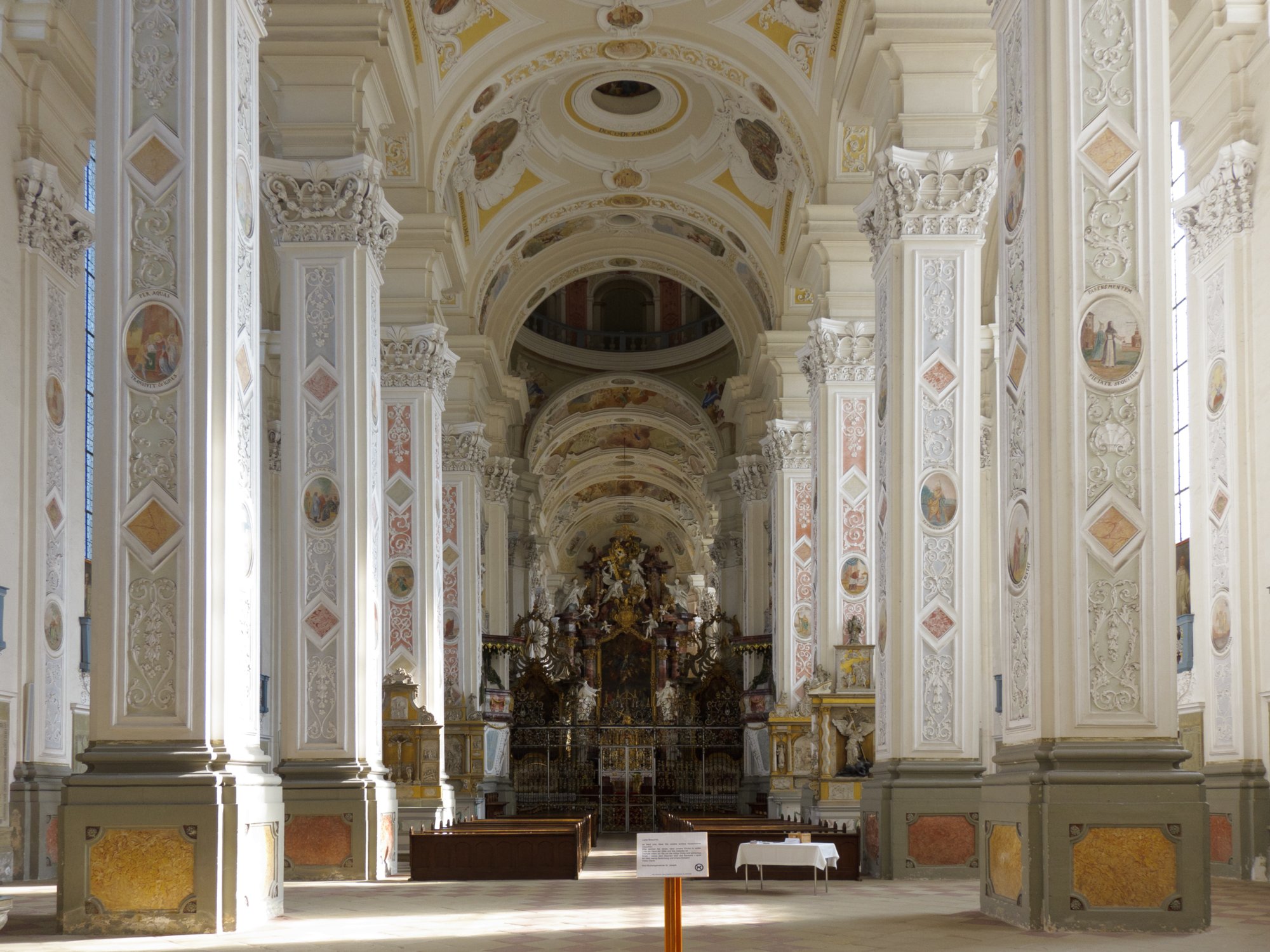 Klosterkirche Schöntal Klosterkirche Schöntal im Jagsttal. Das Kloster Schöntal an der Jagst ist eine ehemalige Zisterzienserabtei aus dem 12. Jahrhundert mit einer kunstvollen Barockkirche. Die Klosteranlage bildet mit den umliegenden Wohnhäusern den Ortsteil Kloster Schöntal der Gemeinde Schöntal. Quelle: http://de.wikipedia.org/wiki/Kloster_Schöntal Wanderung vom Kloster Schöntal über den jüdischen Friedhof nach Jagsthausen und nach Berlichingen