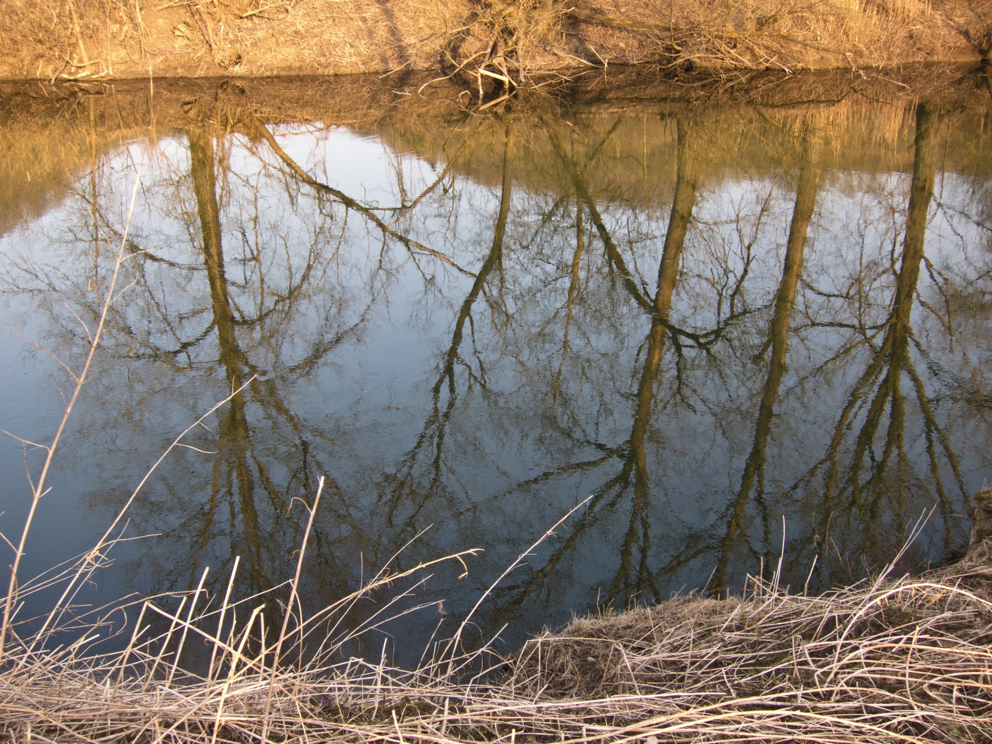 Weg von Jagsthausen nach Berlichingen Weg von Jagsthausen nach Berlichingen. Am Jagstufer Wanderung vom Kloster Schöntal über den jüdischen Friedhof nach Jagsthausen und nach Berlichingen