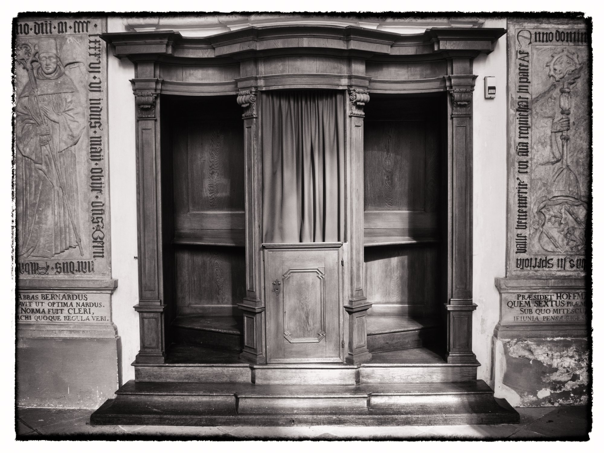 Klosterkirche Schöntal Klosterkirche Schöntal im Jagsttal. Das Kloster Schöntal an der Jagst ist eine ehemalige Zisterzienserabtei aus dem 12. Jahrhundert mit einer kunstvollen Barockkirche. Die Klosteranlage bildet mit den umliegenden Wohnhäusern den Ortsteil Kloster Schöntal der Gemeinde Schöntal. Quelle: http://de.wikipedia.org/wiki/Kloster_Schöntal Wanderung vom Kloster Schöntal über den jüdischen Friedhof nach Jagsthausen und nach Berlichingen