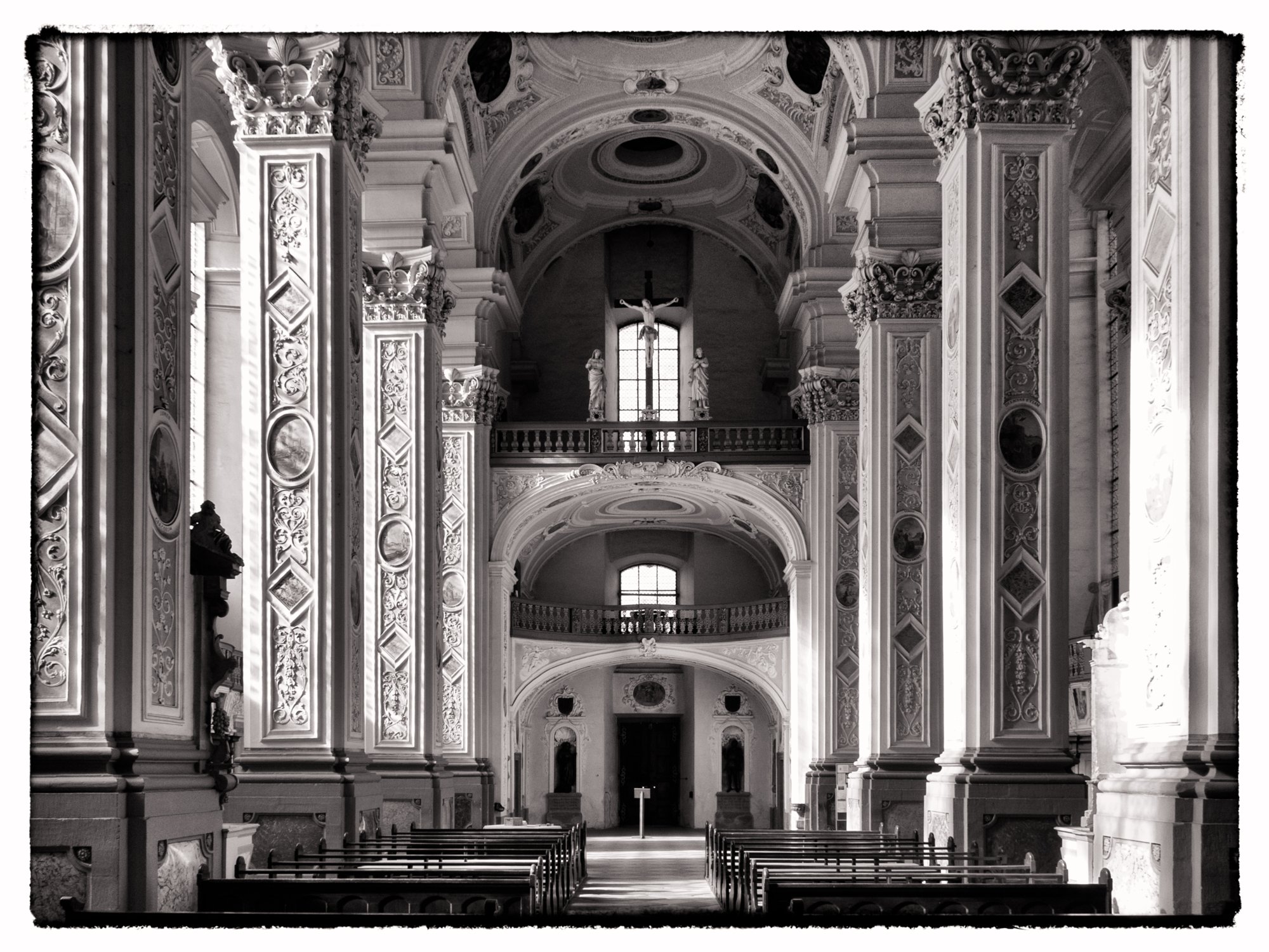 Klosterkirche Schöntal Klosterkirche Schöntal im Jagsttal. Das Kloster Schöntal an der Jagst ist eine ehemalige Zisterzienserabtei aus dem 12. Jahrhundert mit einer kunstvollen Barockkirche. Die Klosteranlage bildet mit den umliegenden Wohnhäusern den Ortsteil Kloster Schöntal der Gemeinde Schöntal. Quelle: http://de.wikipedia.org/wiki/Kloster_Schöntal Wanderung vom Kloster Schöntal über den jüdischen Friedhof nach Jagsthausen und nach Berlichingen