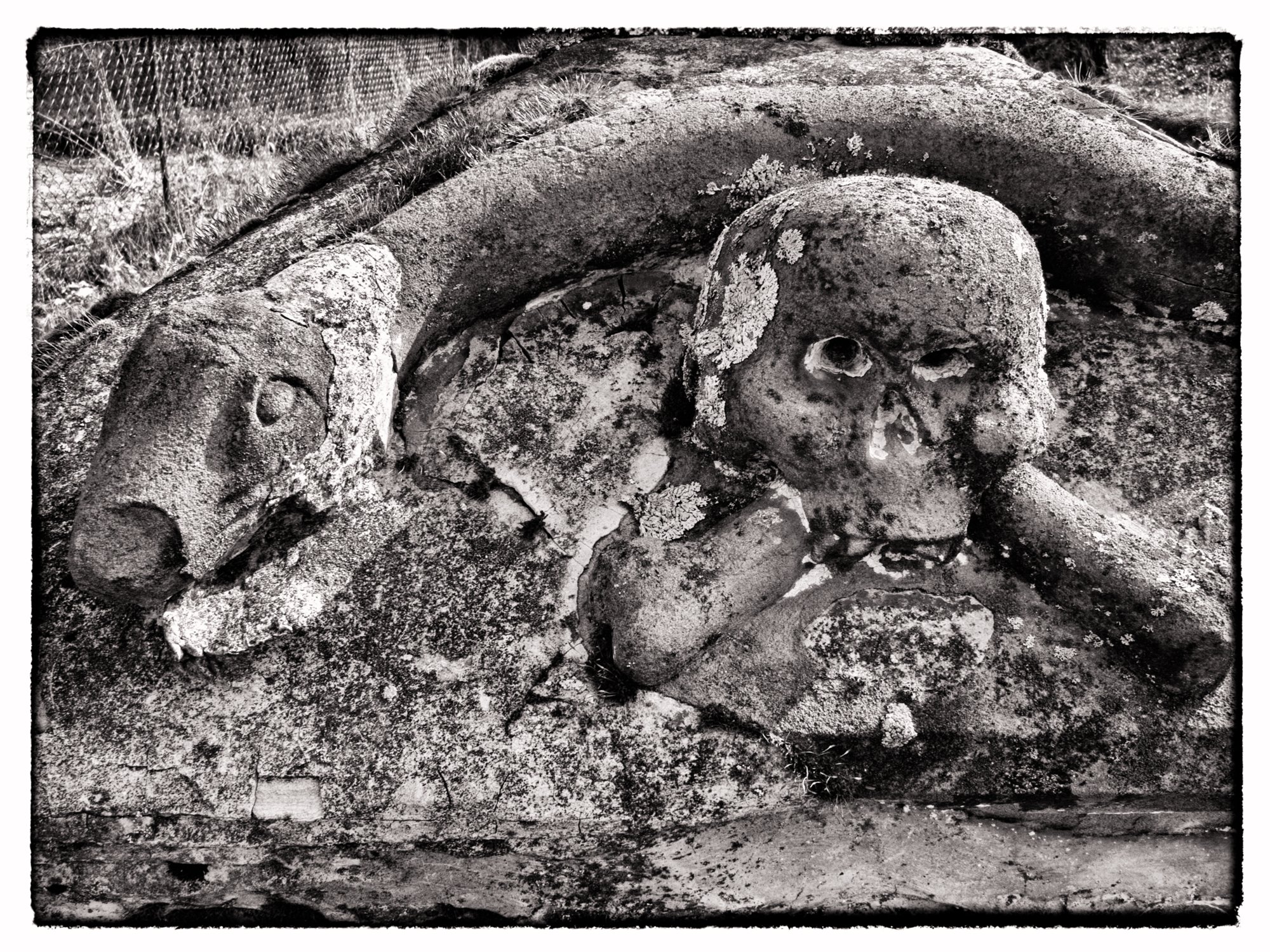 Wegkreuz Wegkreuz bei der Ziegelhütte. Unter dem Kreuz: Die Symbole Schlange und Totenkopf versinnbildlichen Sünde und Tod. Wanderung vom Kloster Schöntal über den jüdischen Friedhof nach Jagsthausen und nach Berlichingen