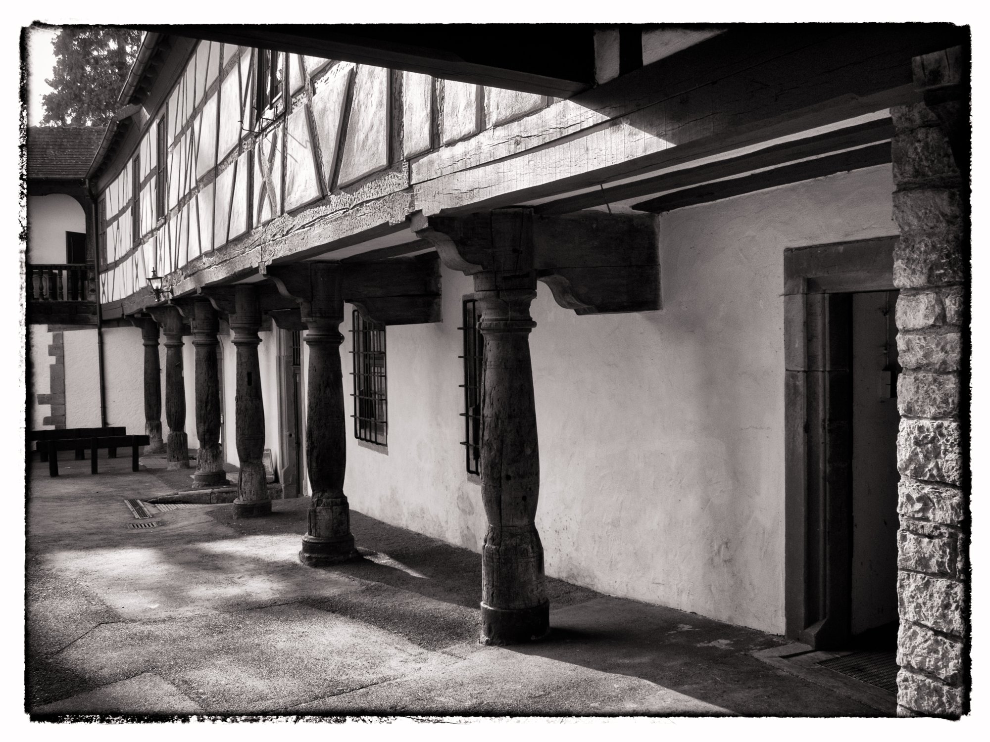 Götzenburg Jagsthausen Götzenburg in Jagsthausen. Die Burg Jagsthausen, später auch Altes Schloss und in jüngerer Zeit in Anlehnung an Goethes Drama Götz von Berlichingen Götzenburg genannt, in Jagsthausen im Landkreis Heilbronn in Baden-Württemberg ist einer der Stammsitze der Herren von Berlichingen. Die Burg ist seit 1950 Kulisse für Freilichtspiele. Quelle: http://de.wikipedia.org/wiki/Burg_Jagsthausen Wanderung vom Kloster Schöntal über den jüdischen Friedhof nach Jagsthausen und nach Berlichingen