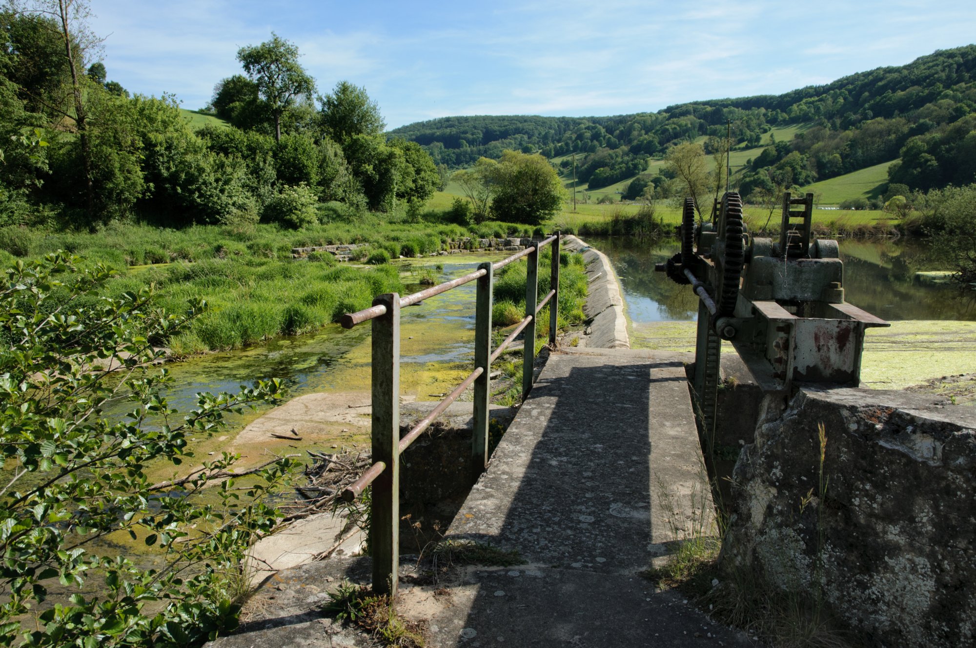 Am Stauwehr in Unterregenbach Wanderung von Bächlingen über Oberregenbach mach Unterregenbach. Von Unterregenbach ber den Panoramaweg nach Langenburg und zurück nach Bächlingen. Am Stauwehr in Unterregenbach.