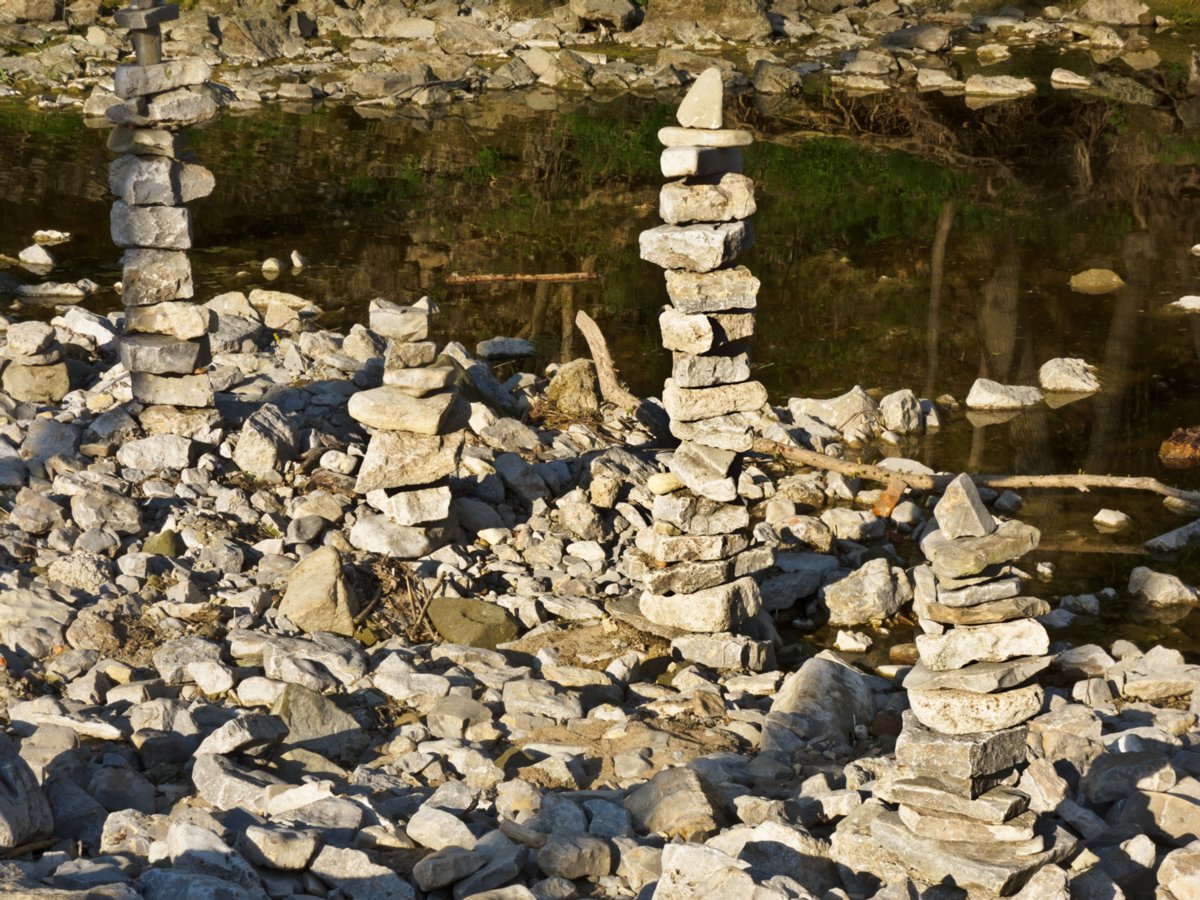 Wanderungs Kochersteg Wilhelmsglück Kochersteg. Die Arbeiter von der rechten Kocherseite gelangen seit 1824 über einen hölzernen Fußsteg bei der Neumühle zum Salzbergwerk Wilhelmsglück. Als eine befahrbare Kocherbrücke gebaut wird, verlegt man den Steg 1845 an das Wehr der Steinsalzmühle in Wilhelmsglück. Allerdings wird der Holzsteg immer wieder von Hochwasser und Eisgang fortgerissen. 1879 plant die Salinenverwaltung einen haltbareren Steg aus Eisen. Anlass dürfte ein langwieriger Streit zwischen den Gemeinden Uttenhofen und Michelbach sein: Sie können sich nicht einigen, wer die Kosten für die Reparatur der großen, mittlerweile mehr als dreißig Jahre alten Kocherbrücke übernimmt. Der eiserne Steg soll nicht im renommierten Hüttenwerk Wasseralfingen hergestellt werden. Das käme zu teuer, selbst wenn dafür altes Eisen verwendet würde. Die Verwaltung verlangt eine billige Konstruktion mit einfachen Façoneisenstäben; statt 1,54 Meter Breite sollen 1,20 Meter ausreichen. Gebäude des zwei Jahre zuvor stillgelegten Bergwerks werden 1902 an die Gustav- Werner-Stiftung verpachtet, der bereits seit 1860 das Bruderhaus gehört. Die Domänendirektion hält den eisernen Gittersteg mit Bohlenbelag von 1879 und den Weg nach Hirschfelden für gefährlich, will aber eine Instandsetzung nicht finanzieren. Stattdessen sollen Uttenhofen und Michelbach jeweils auf ihrer Seite Tafeln anbringen, die vor einer Benutzung warnen. 1938 erwirbt die Diakonissenanstalt Schwäbisch Hall von der Gustav-Werner-Stiftung Gebäude und Güter einschließlich Steg, der noch bis Anfang der 1990er Jahre begehbar ist und als Weitwanderweg des Albvereins und Verbindung zum Bahnhof Wilhelmsglück eine Bedeutung hatte. 2008 veräußert das Diakoniewerk den Fußgängersteg mit Waldgrundstück auf Michelbacher Markung an die Gemeinde Rosengarten. Seit 1997 Kulturdenkmal, gelingt die Sanierung des Fußgängerstegs dank Zuschüssen des Bundes, Landes und zahlreicher Spenden. Quelle: http://www.rosengarten.de/index.php?id=22