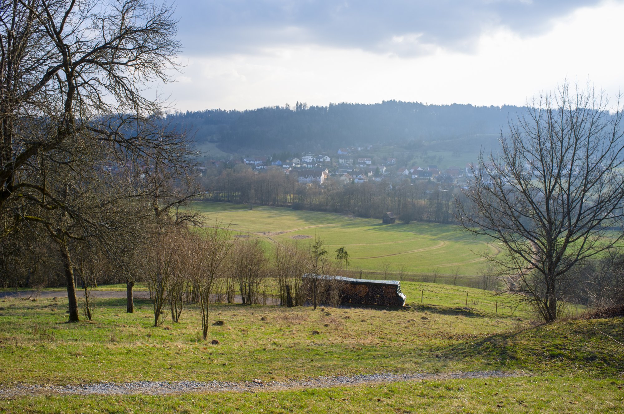 Oberrot - Obermühle - Ebersberg Aufstieg zum Wasserreservoir am Weinberg. Wanderung von Oberrot zum Weinberg und Wasserreservoir. Oberhalb der Amselhalde. Abstieg über malerischen Holweg zur Obermühle. Ebersberger Sägmühle. Ebersberg. Oberrot.