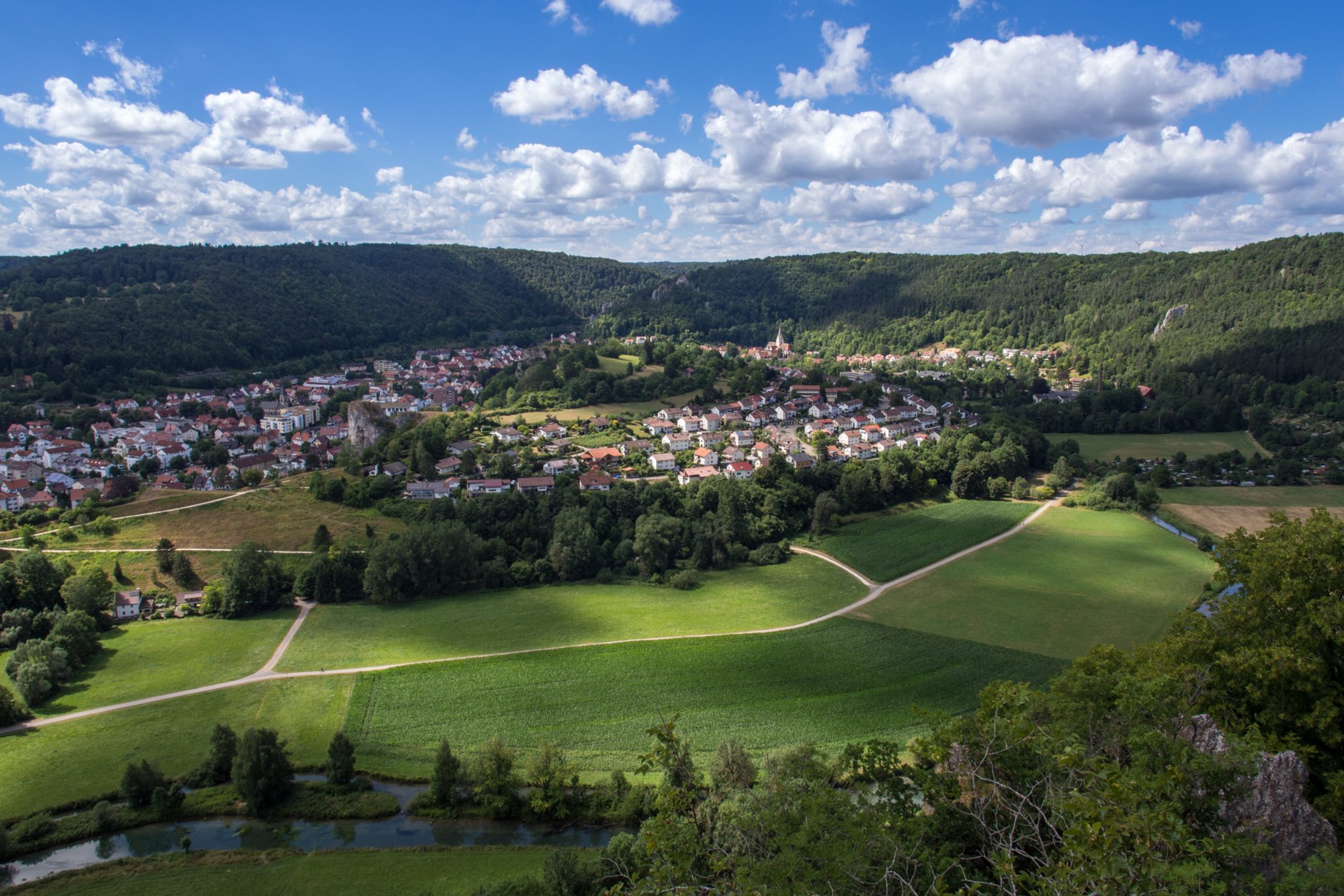 Blick vom Rusenschloss nach Blaubeuren Zugfahrt von Blaustein nach Herrlingen. Wanderung vom Bahnhof Herrlingen über das Rommel-Denkmal und Wippingen zum Rusenschloss oberhalb von Blaubeuren. Von dort Abstieg zum Bahnhof Blaubeuren und Rückfahrt mit dem Zug nach Blaustein.