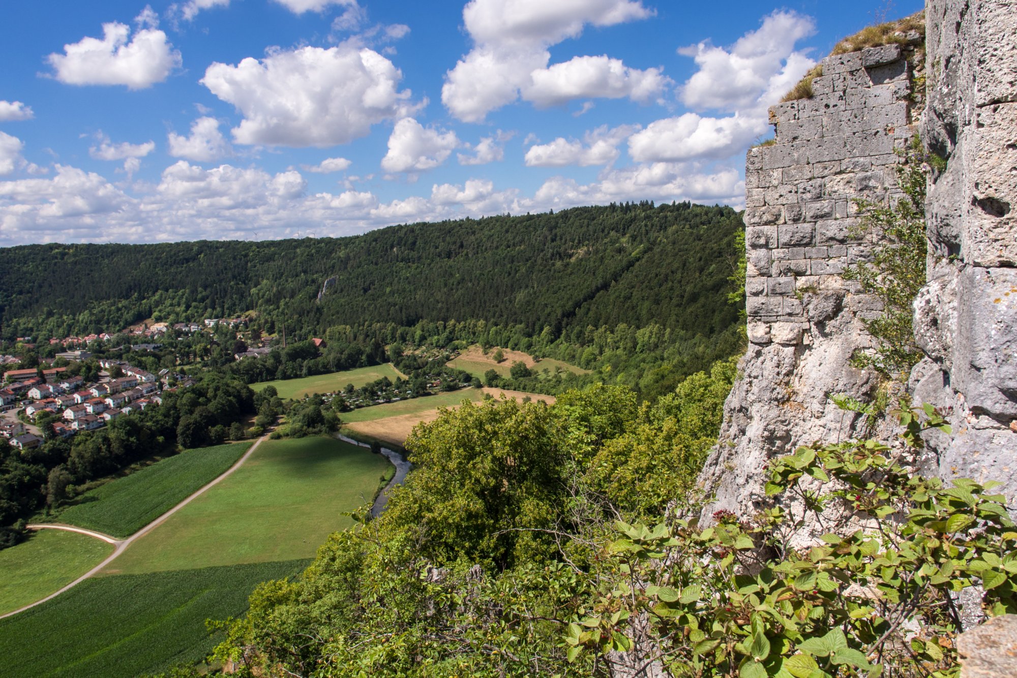 Blick vom Rusenschloss nach Blaubeuren Zugfahrt von Blaustein nach Herrlingen. Wanderung vom Bahnhof Herrlingen über das Rommel-Denkmal und Wippingen zum Rusenschloss oberhalb von Blaubeuren. Von dort Abstieg zum Bahnhof Blaubeuren und Rückfahrt mit dem Zug nach Blaustein.