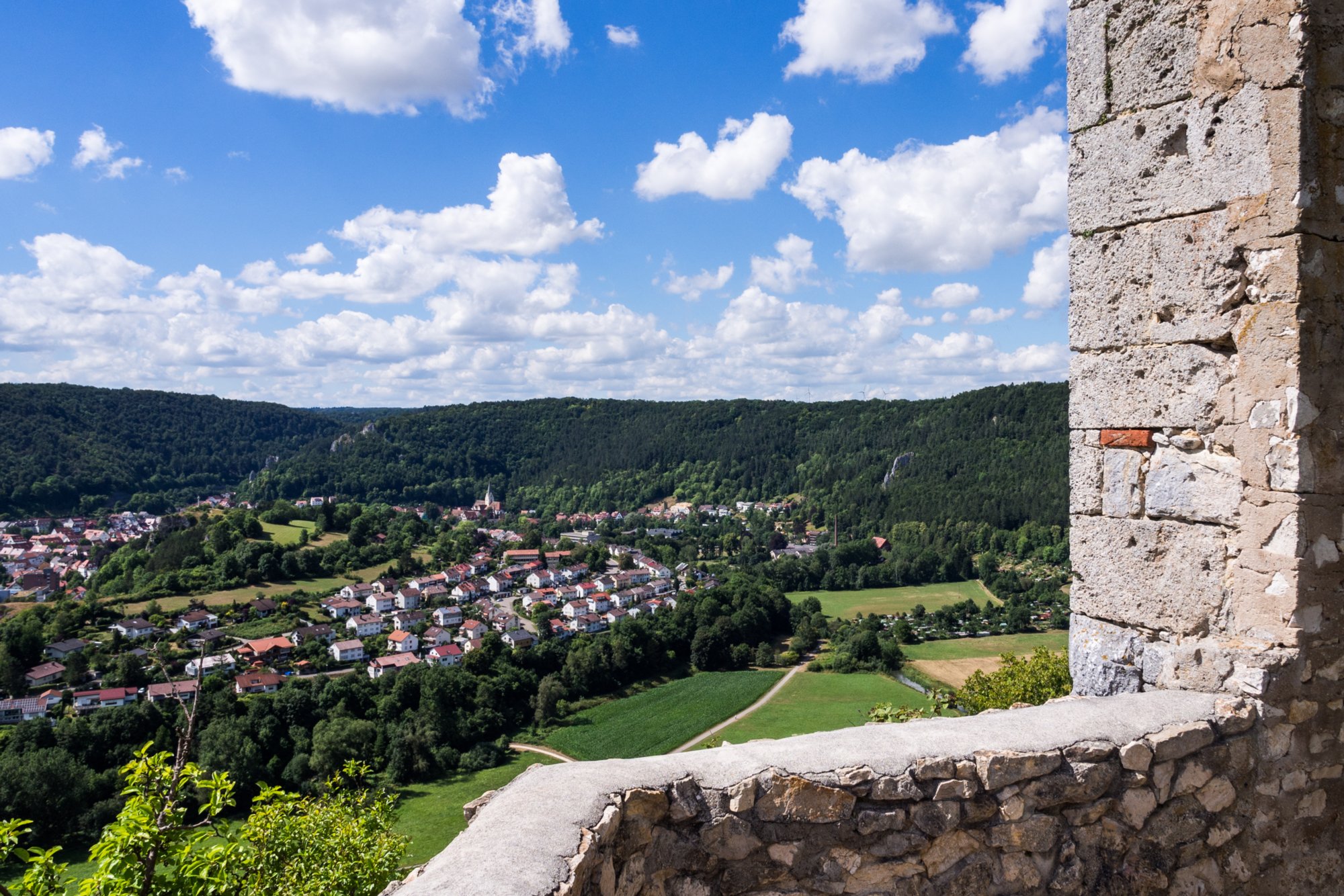 Rusenschloss Zugfahrt von Blaustein nach Herrlingen. Wanderung vom Bahnhof Herrlingen über das Rommel-Denkmal und Wippingen zum Rusenschloss oberhalb von Blaubeuren. Von dort Abstieg zum Bahnhof Blaubeuren und Rückfahrt mit dem Zug nach Blaustein.