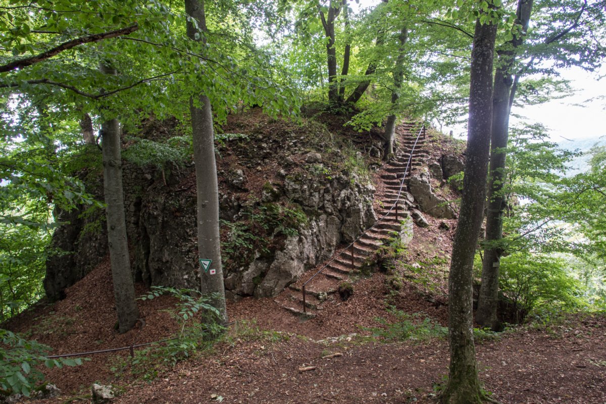 Günzelburg Wanderung von Blaubeuren Bahnhof zum Rusenschloss. Von dort über den Knoblauchfelsen zum Blaufelsen. Hinunter zur B28. Diese überquerend Aufstieg auf Teerweg bis zur Steigziegelhütte, da Abzweig nach links zum Landeplatz Seißen nicht gefunden. Entlang am Waldrand zur Wegmarkierung. Dieser folgend zur Günzelburg. Von dort zum Felsenlabyrinth und zur Küssenden Sau. Abstiefg zum Bahnhof. Mit dem Auto zum Blautopf.