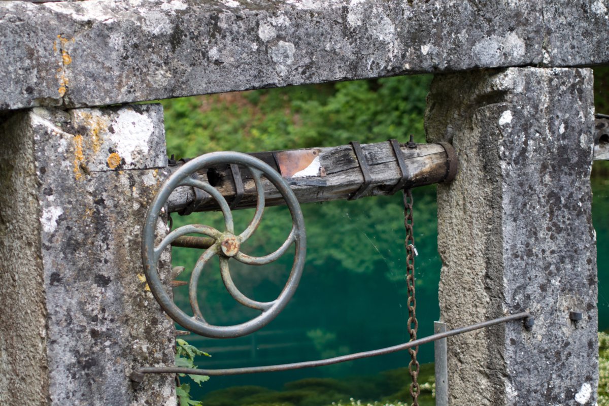 Am Blautopf Wanderung von Blaubeuren Bahnhof zum Rusenschloss. Von dort über den Knoblauchfelsen zum Blaufelsen. Hinunter zur B28. Diese überquerend Aufstieg auf Teerweg bis zur Steigziegelhütte, da Abzweig nach links zum Landeplatz Seißen nicht gefunden. Entlang am Waldrand zur Wegmarkierung. Dieser folgend zur Günzelburg. Von dort zum Felsenlabyrinth und zur Küssenden Sau. Abstiefg zum Bahnhof. Mit dem Auto zum Blautopf.