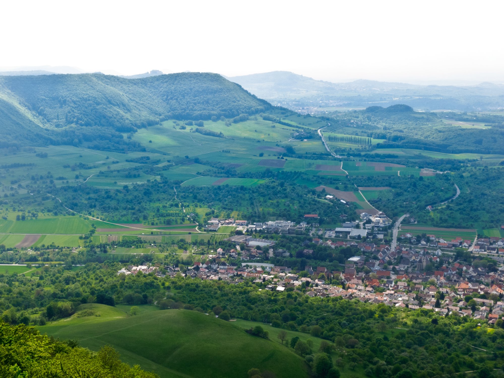 Blick von der Teck nach Owen Blick von der Teck nach Owen. Links im Hintergrund: der Hohenneuffen. Wanderung von Bissingen über den Breitenstein zur Teck und zurück nach Bissingen.