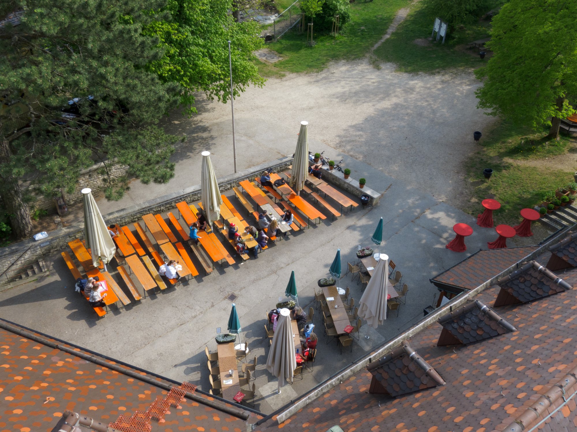 Teck Blick vom Turm der Teck in den Innenhof. Wanderung von Bissingen über den Breitenstein zur Teck und zurück nach Bissingen.