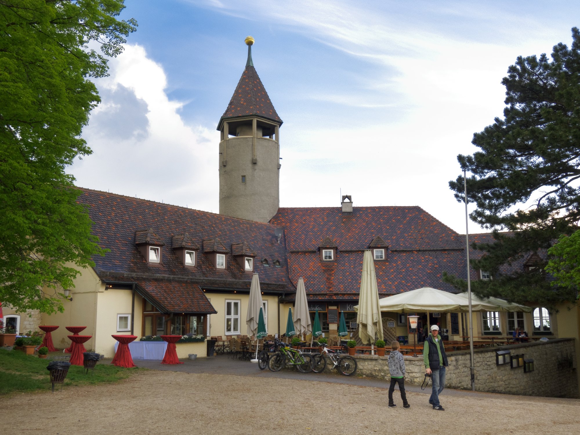 Teck Die Burg Teck ist eine 775 m hoch gelegene Burg auf dem Teckberg am Albtrauf. Die früheste Erwähnung der Burg Teck findet man in einem Vertrag von 1152 zwischen Kaiser Barbarossa und Herzog Konrad von Zähringen ... Die alte Burg wurde 1525 im Bauernkrieg zerstört. Als eine Wandergruppe des deutsch-österreichischen Alpenvereins an Himmelfahrt 1888 eine Wanderung zur Burg Teck unternahm, kam sie in einen sehr starken Regenschauer. Die ganze Gruppe sammelte sich in dem sehr engen Kellerraum der Turmruine. Durch diesen Vorfall wurde der Wunsch geweckt, dass es auf der Teck einen Aussichtsturm geben soll, der den ankommenden Wanderern einen Unterschlupf bietet. Kurz darauf gingen Oberamtsbaumeister Koch und Albert Hölzle auf die Burg um Pläne für eine Schutzhütte und einen Aussichtsturm zu erstellen. Ein Jahr später, am 1. September 1889, wurde der Teckturm mit Anbau eingeweiht. Die Burg Teck entwickelte sich zu einem beliebten Ausflugsziel für die Bevölkerung. Als der Ausbau abgeschlossen war, wurde 1933 die Mörikehalle neu gebaut. Im Jahr 1935 wurde die Burg Teck an das Telefonnetz angeschlossen, vier Jahre später eine Wasserleitung vom Bissinger Tal herauf verlegt. Am 6. Juni 1941 wurde der Schwäbische Albverein neuer Burgherr, der die Teck 1948 mit elektrischem Licht ausstattete. In den Jahren 1954-1955 entstand dann das heutige Wanderheim. Die Wirtschaftsräume, die Halle und der Schlaftrakt wurden neu gebaut. Der alte Turm, der im Stil von Neuschwanstein gebaut war, bot gefährliche Windfänge. Deshalb wurden die gefährlichen Stellen entfernt. Nebenbei wurden auch die Dachziegel mit Draht an den Dachlatten befestigt. 1955 erhielt der Aussichtsturm seine heutige Gestalt. Quelle: http://de.wikipedia.org/wiki/Burg_Teck. Wanderung von Bissingen über den Breitenstein zur Teck und zurück nach Bissingen.