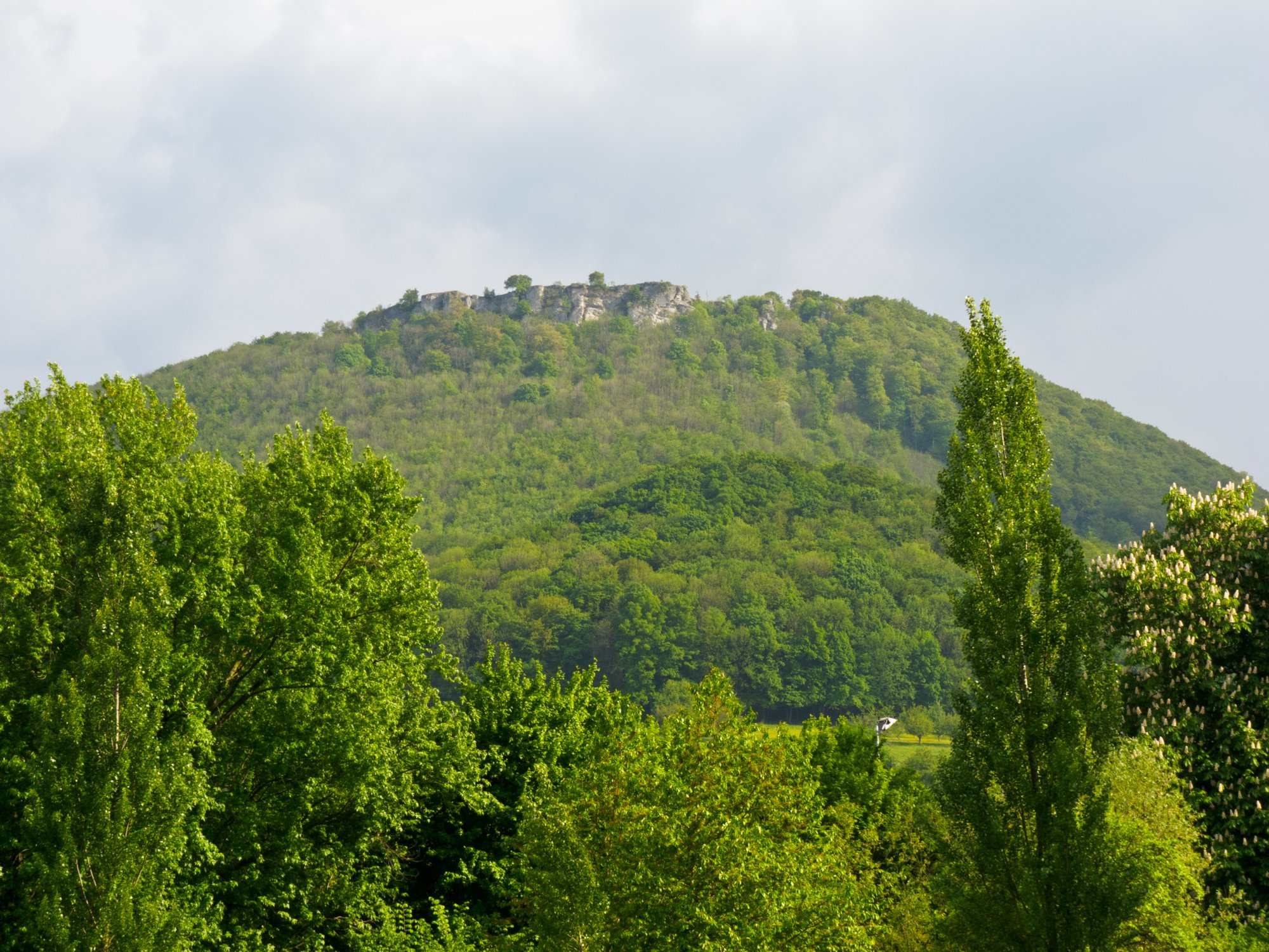 Blick zum Breitenstein Blick vom Bissinger dorfsee hinauf zum Breitenstein. Wanderung von Bissingen über den Breitenstein zur Teck und zurück nach Bissingen.