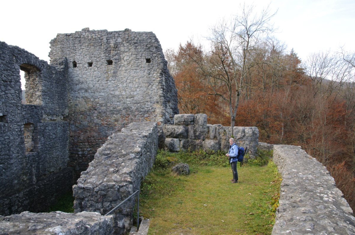 Burgruine Bichishausen Wanderung von Bichishausen über den Aussichtspunkt Bürzel nach Derneck und von dort über den Steilaufstieg nach Hohengundelfingen. Von dort Abstieg zurück nach Bichishausen.