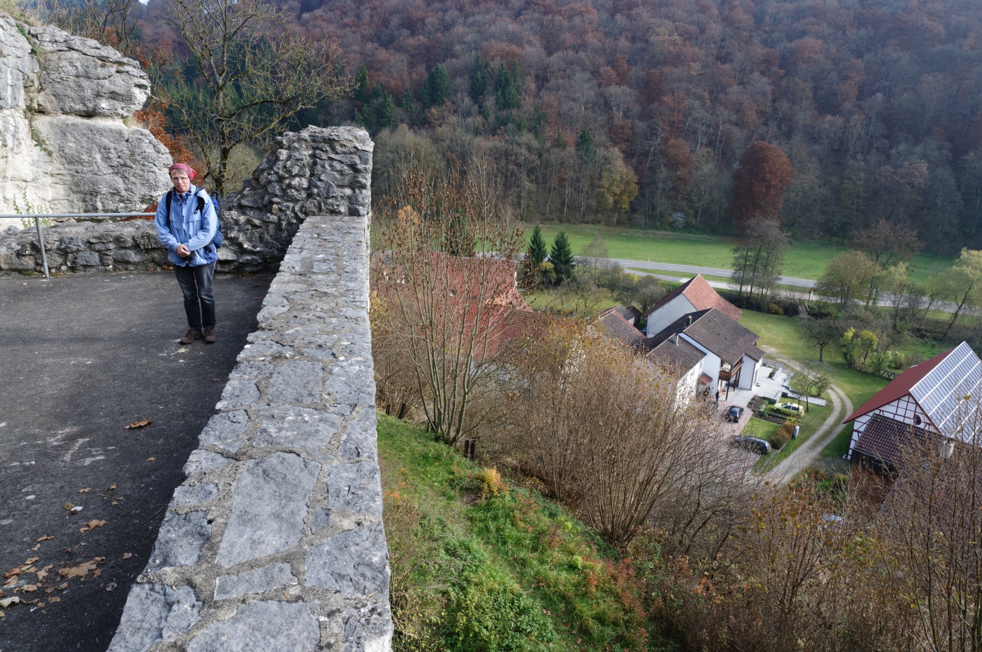 Burgruine Bichishausen Wanderung von Bichishausen über den Aussichtspunkt Bürzel nach Derneck und von dort über den Steilaufstieg nach Hohengundelfingen. Von dort Abstieg zurück nach Bichishausen.