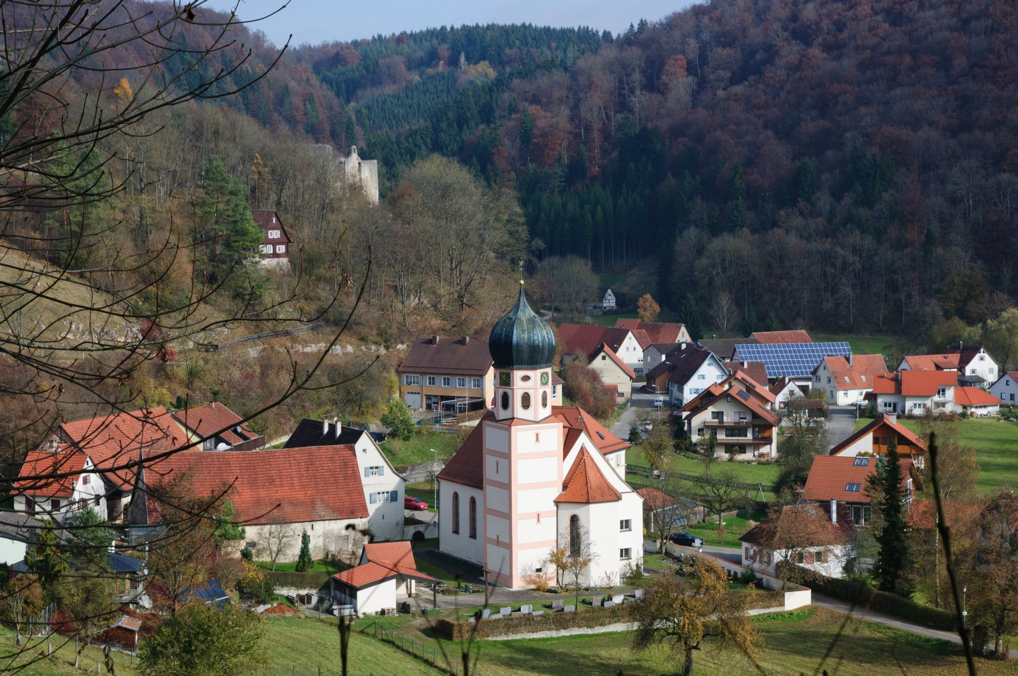 Bichishausen Wanderung von Bichishausen über den Aussichtspunkt Bürzel nach Derneck und von dort über den Steilaufstieg nach Hohengundelfingen. Von dort Abstieg zurück nach Bichishausen.