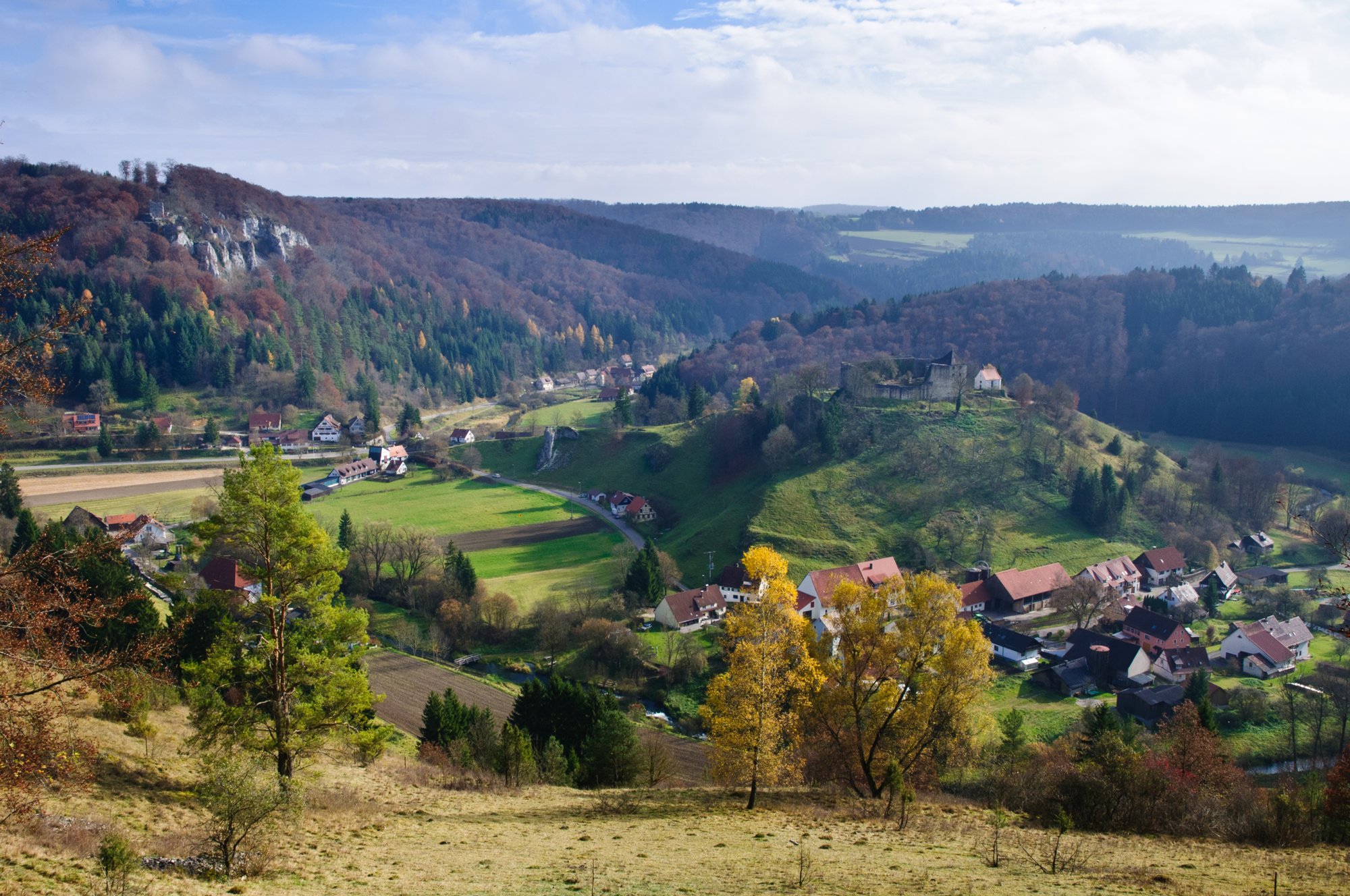 Blick ins Lautertal vom Aussichtspunkt Bürzel Wanderung von Bichishausen über den Aussichtspunkt Bürzel nach Derneck und von dort über den Steilaufstieg nach Hohengundelfingen. Von dort Abstieg zurück nach Bichishausen.