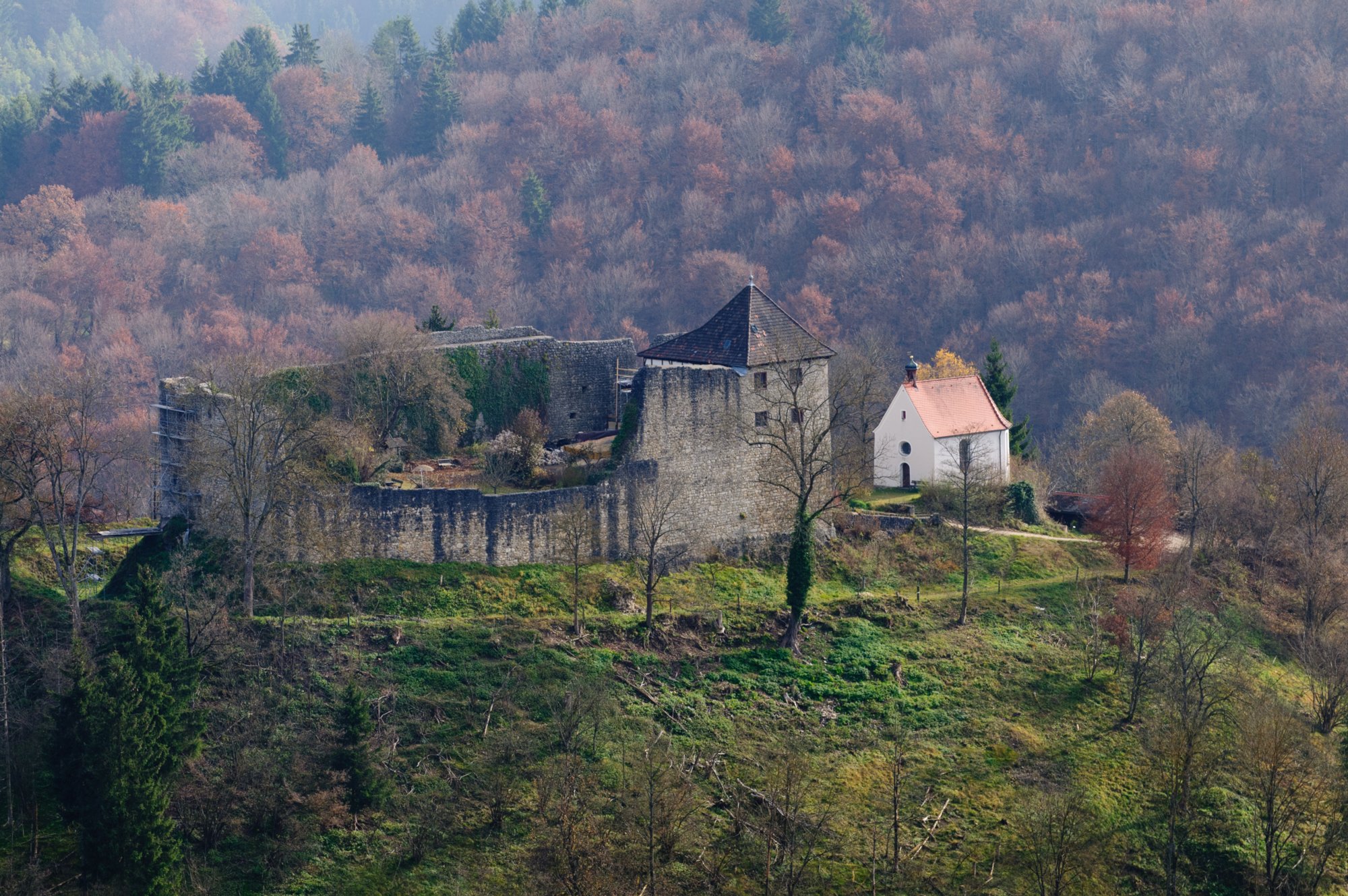 Niedergundelfingen Wanderung von Bichishausen über den Aussichtspunkt Bürzel nach Derneck und von dort über den Steilaufstieg nach Hohengundelfingen. Von dort Abstieg zurück nach Bichishausen.