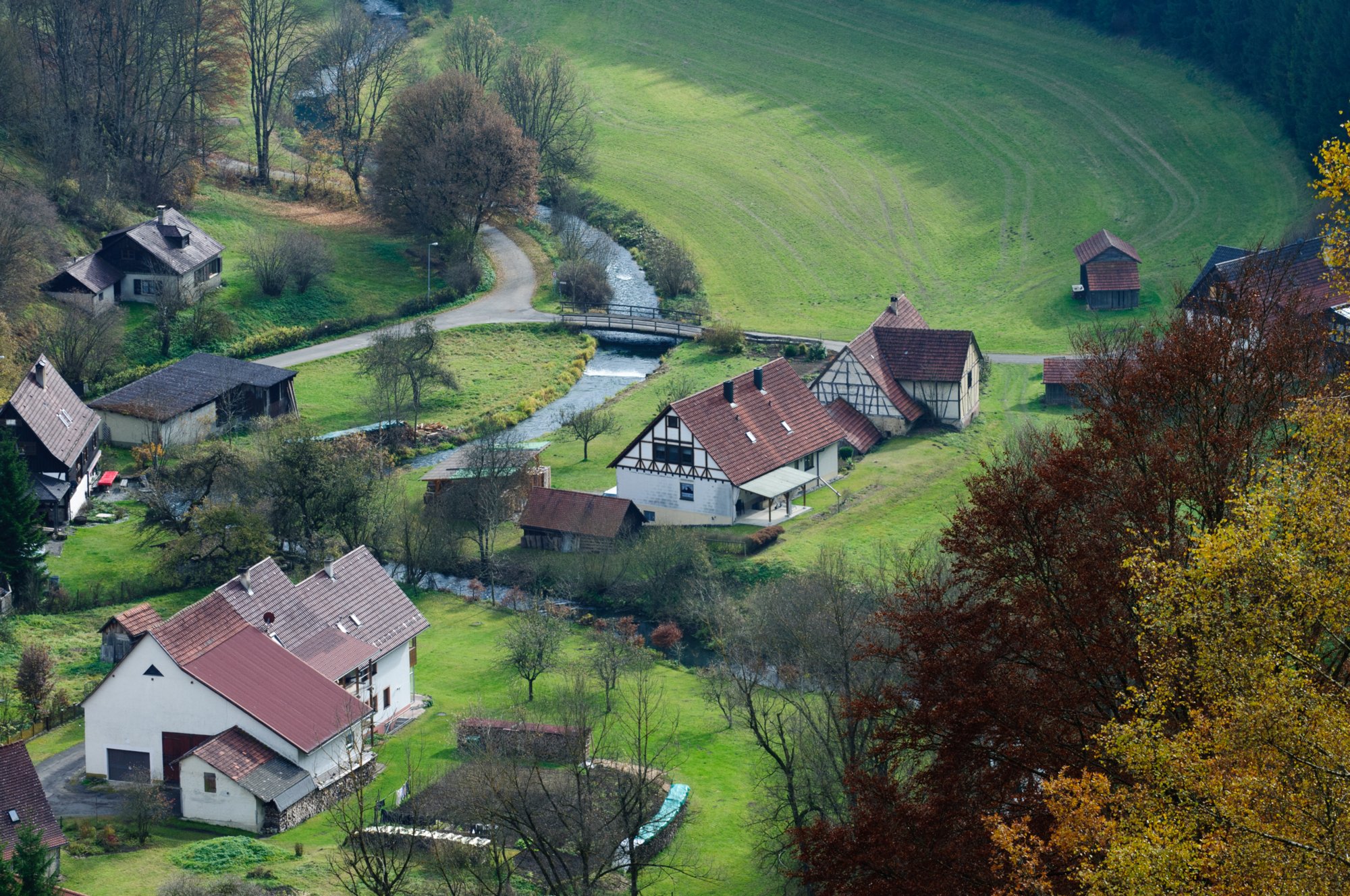 Blick ins Lautertal vom Aussichtspunkt Bürzel Wanderung von Bichishausen über den Aussichtspunkt Bürzel nach Derneck und von dort über den Steilaufstieg nach Hohengundelfingen. Von dort Abstieg zurück nach Bichishausen.