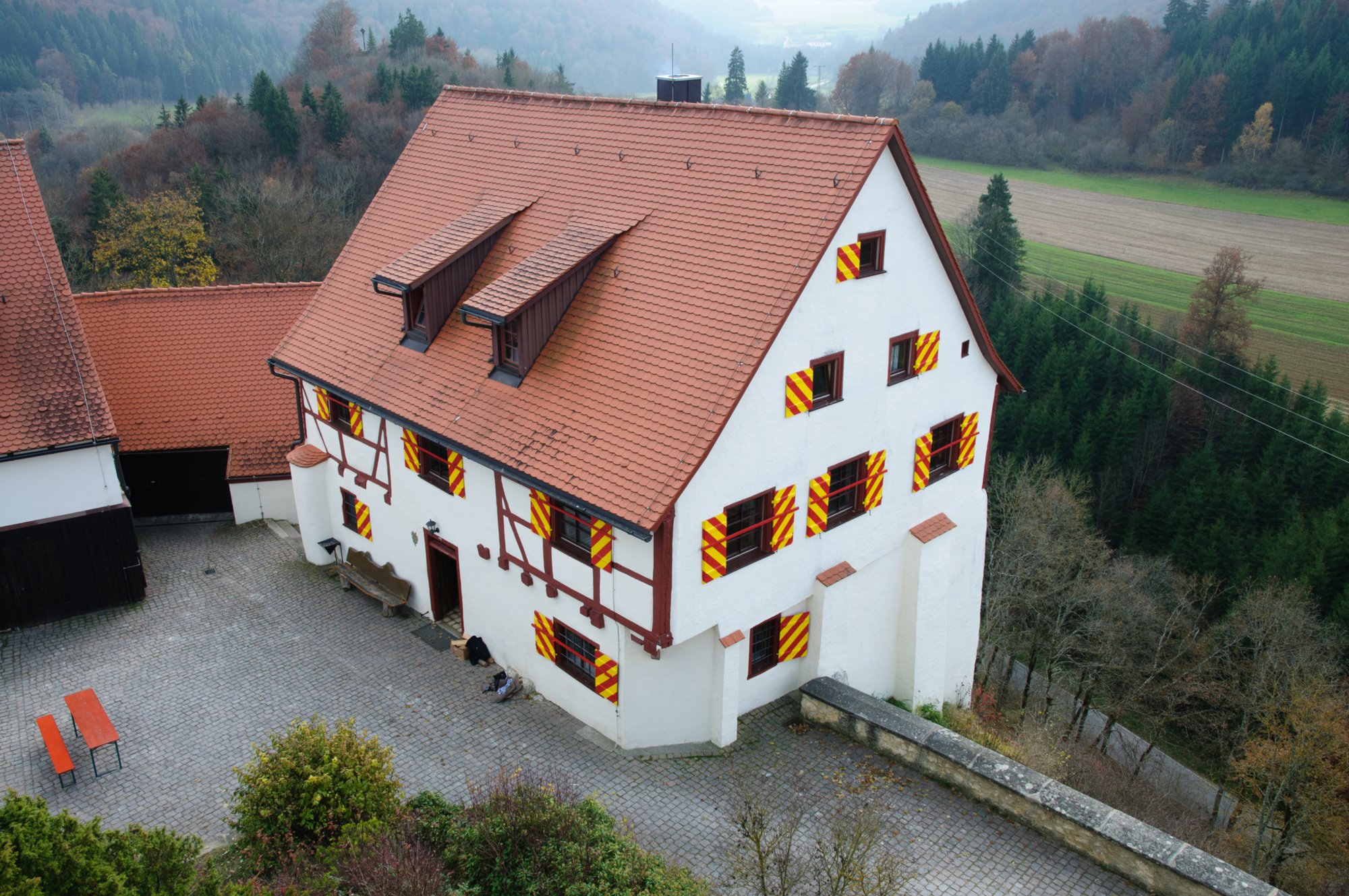 Burg Derneck Wanderung von Bichishausen über den Aussichtspunkt Bürzel nach Derneck und von dort über den Steilaufstieg nach Hohengundelfingen. Von dort Abstieg zurück nach Bichishausen.