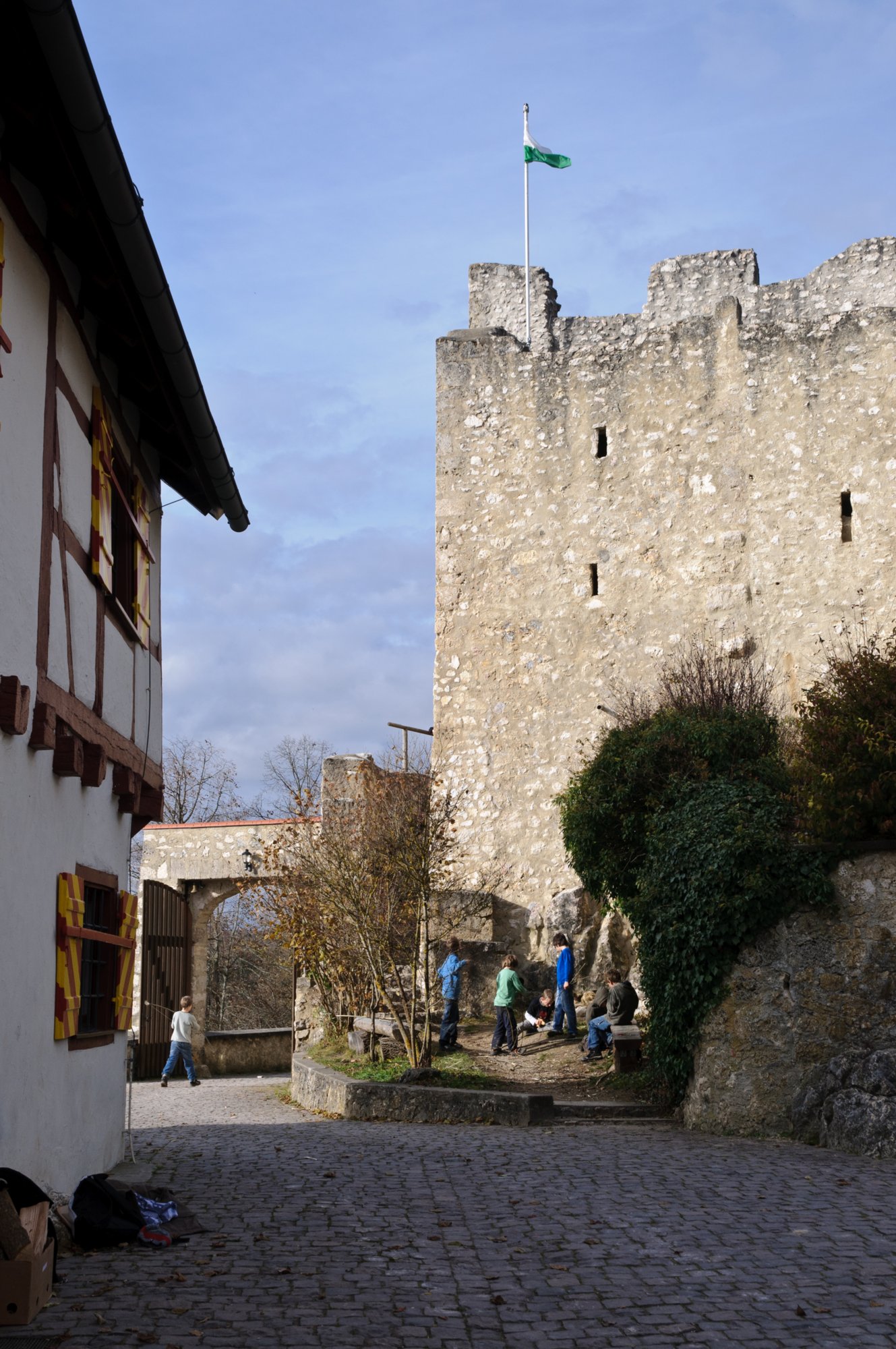 Burg Derneck Wanderung von Bichishausen über den Aussichtspunkt Bürzel nach Derneck und von dort über den Steilaufstieg nach Hohengundelfingen. Von dort Abstieg zurück nach Bichishausen.