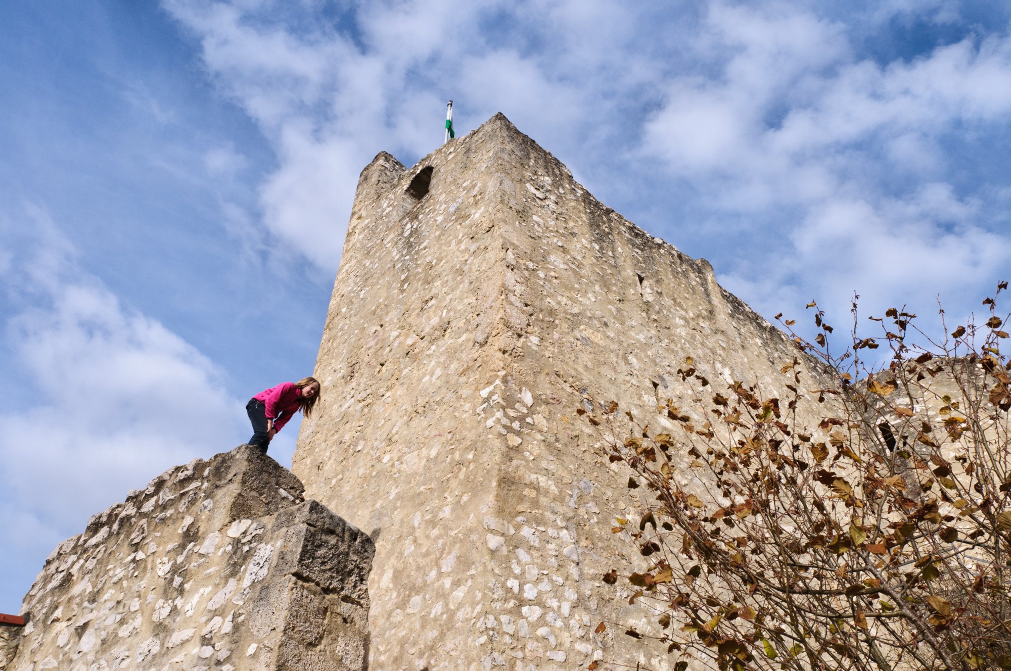 Burg Derneck Wanderung von Bichishausen über den Aussichtspunkt Bürzel nach Derneck und von dort über den Steilaufstieg nach Hohengundelfingen. Von dort Abstieg zurück nach Bichishausen.