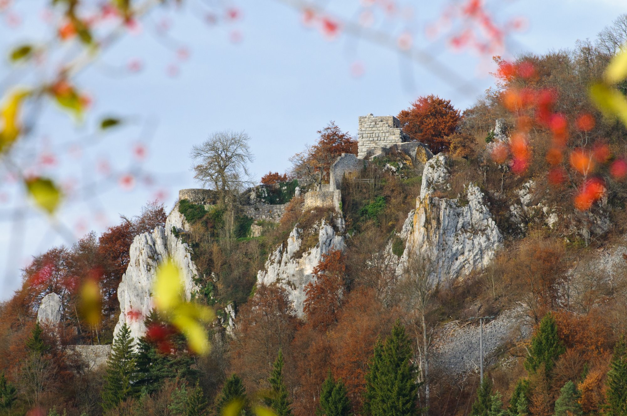 Blick vom Lautertal nach Hohengundelfingen Wanderung von Bichishausen über den Aussichtspunkt Bürzel nach Derneck und von dort über den Steilaufstieg nach Hohengundelfingen. Von dort Abstieg zurück nach Bichishausen.