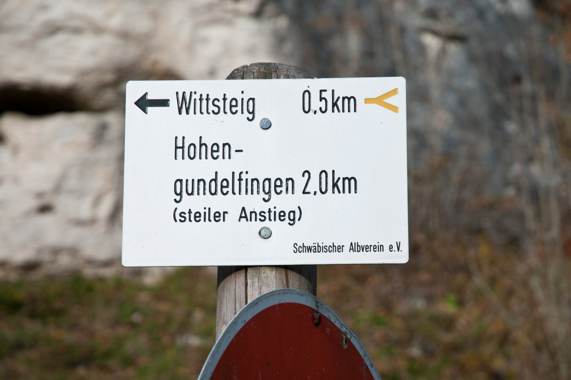 Steilaufstieg nach Hohengundelfingen Wanderung von Bichishausen über den Aussichtspunkt Bürzel nach Derneck und von dort über den Steilaufstieg nach Hohengundelfingen. Von dort Abstieg zurück nach Bichishausen.