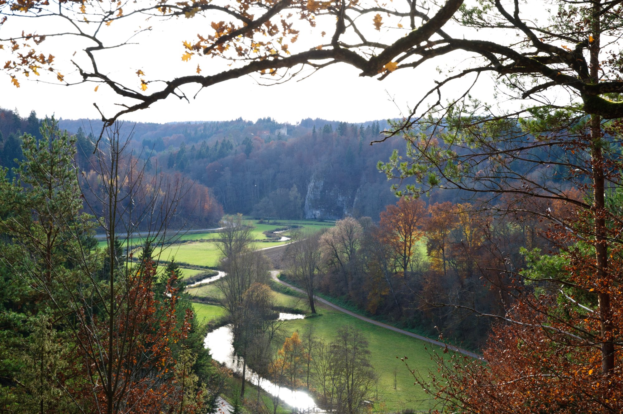 Steilaufstieg nach Hohengundelfingen Wanderung von Bichishausen über den Aussichtspunkt Bürzel nach Derneck und von dort über den Steilaufstieg nach Hohengundelfingen. Von dort Abstieg zurück nach Bichishausen.