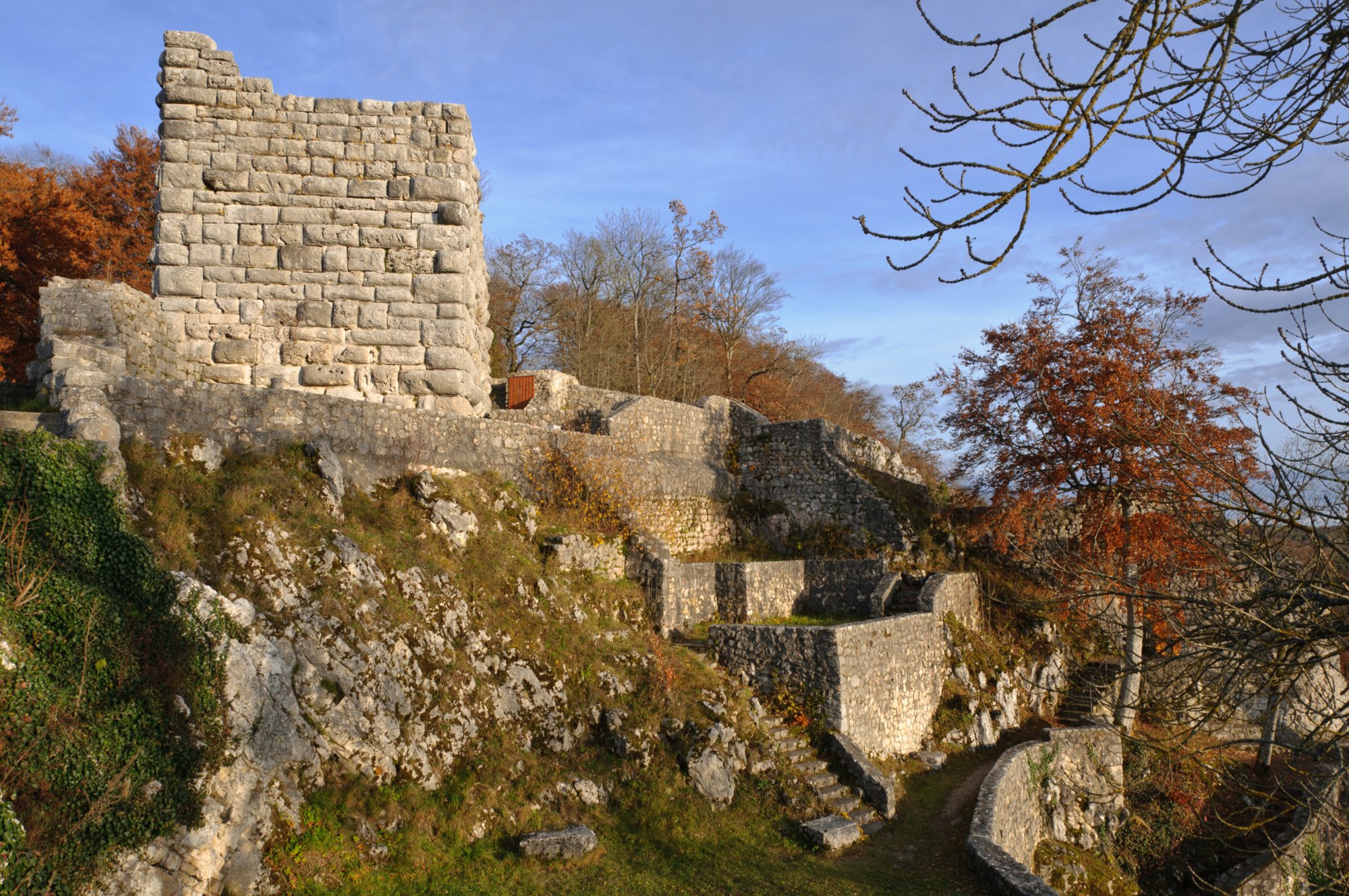 Hohengundelfingen im Abendlicht Wanderung von Bichishausen über den Aussichtspunkt Bürzel nach Derneck und von dort über den Steilaufstieg nach Hohengundelfingen. Von dort Abstieg zurück nach Bichishausen.