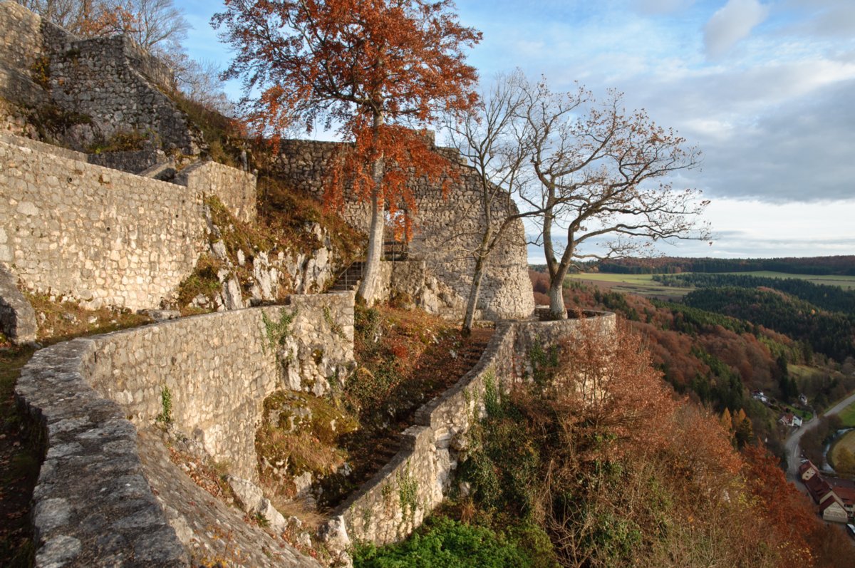 Hohengundelfingen im Abendlicht Wanderung von Bichishausen über den Aussichtspunkt Bürzel nach Derneck und von dort über den Steilaufstieg nach Hohengundelfingen. Von dort Abstieg zurück nach Bichishausen.