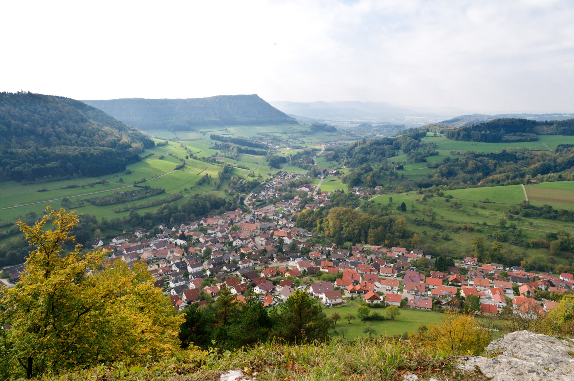 Nenningen Blick vom Galgenberg nach Nenningen. Wanderung von Nenningen über den Galgenberg zum Falten Feld. Von dort über die Reiterleskapelle zurück nach Nenningen.