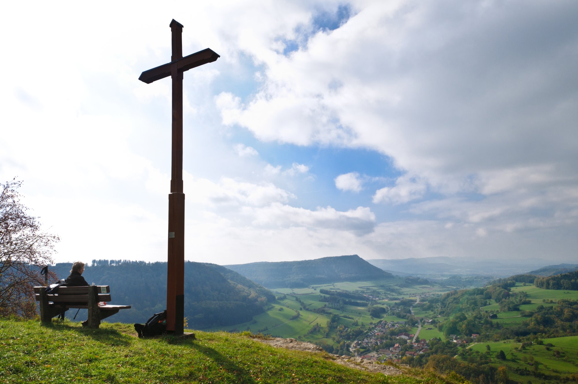 Galgenberg Feldkreuz auf dem Galgenberg. Wanderung von Nenningen über den Galgenberg zum Falten Feld. Von dort über die Reiterleskapelle zurück nach Nenningen.