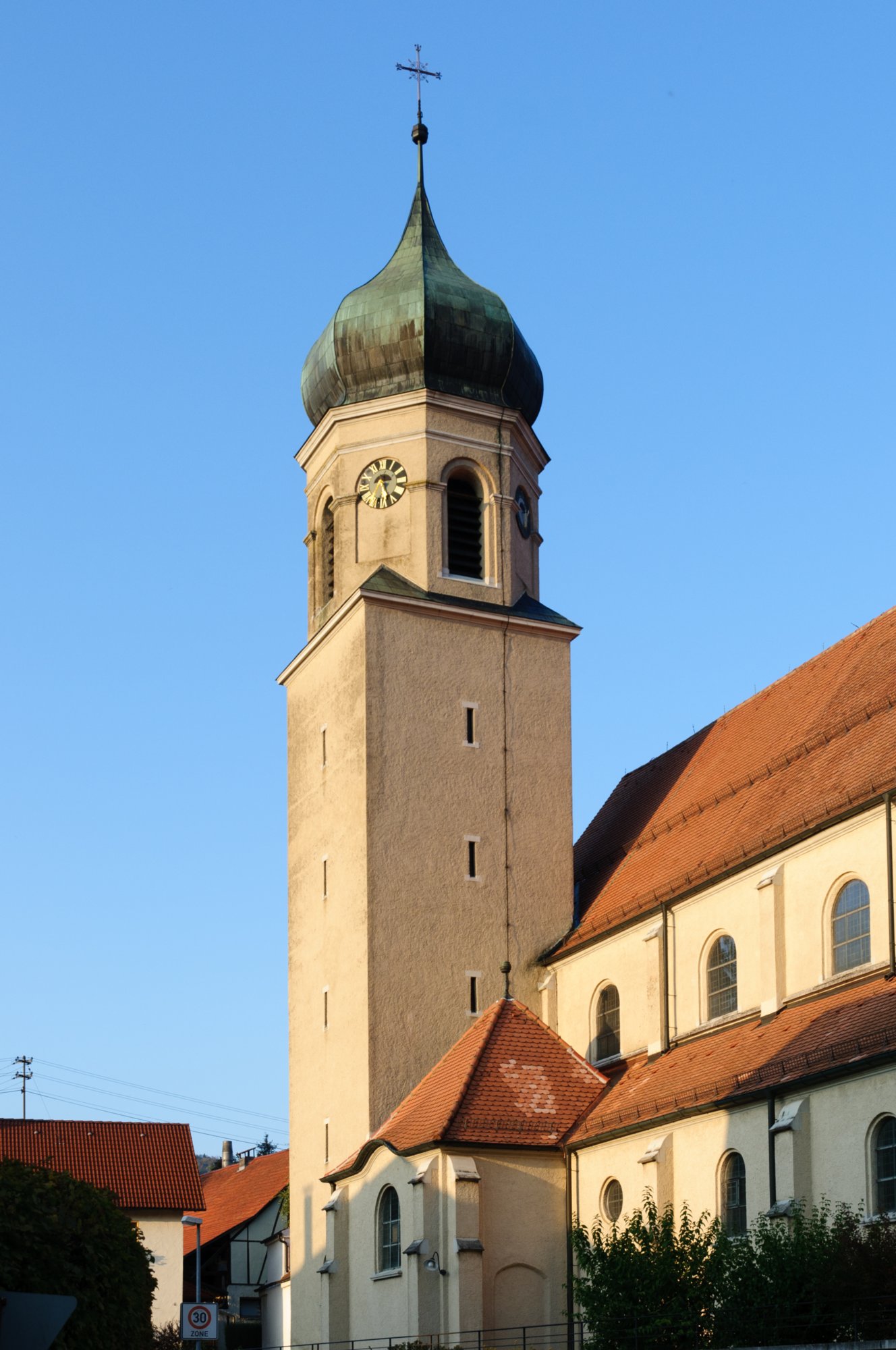 Martinskirche in Nenningen Martinskirche in Nenningen. Wanderung von Nenningen über den Galgenberg zum Falten Feld. Von dort über die Reiterleskapelle zurück nach Nenningen.