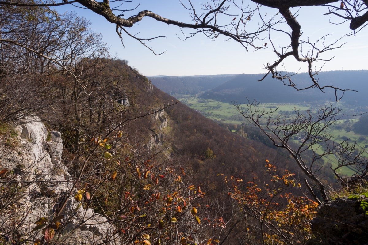 Hausener Wand Wanderung von Bad Überkingen (Start: Parkplatz landesberufsschule beim Sportplatz) zum Michelsberg. Jungfraufelsen, Hausener Eand, Hausener Eck, Sandgrube bei Oberböhringen, Golfplatz bei Oberböhringen, Ramsfels, Drei Männersitz, Friedhof Heiligenäcket, Schillertempel, Ausgangspunkt.