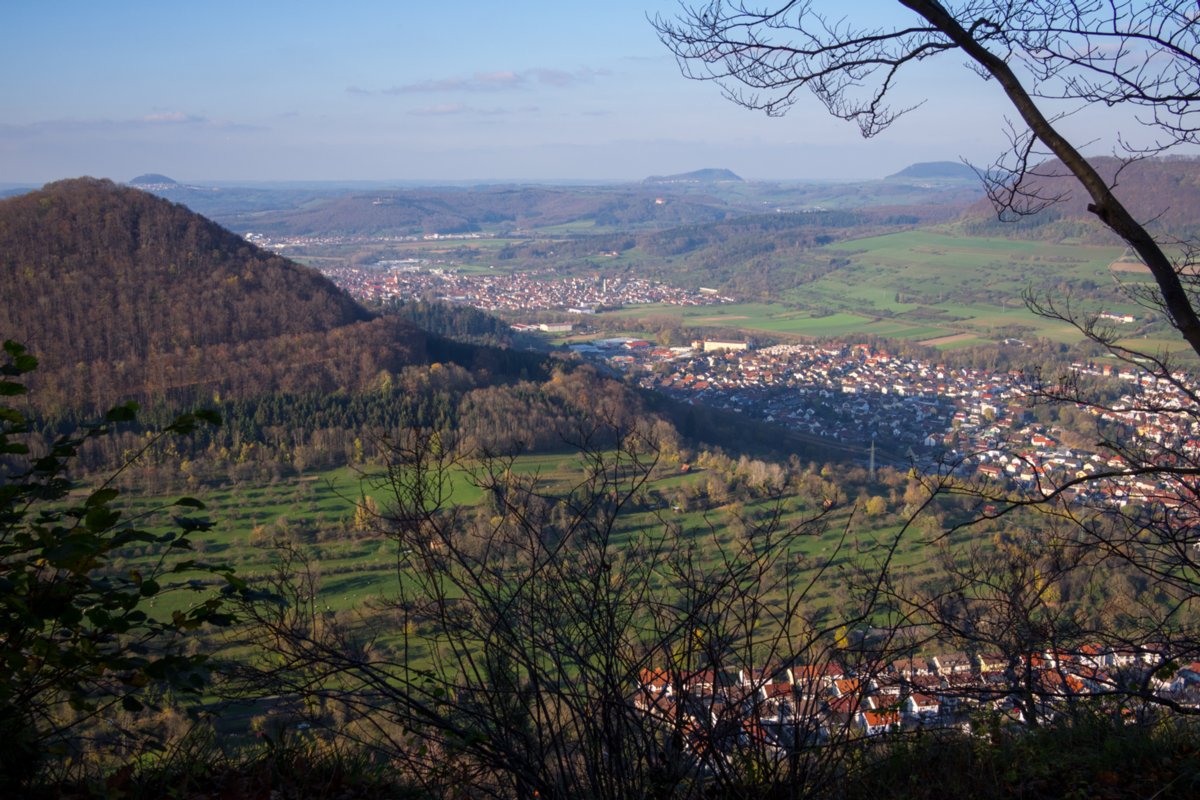 Hohenstaufen, Hohenrechberg und Stuifen Wanderung von Bad Überkingen (Start: Parkplatz landesberufsschule beim Sportplatz) zum Michelsberg. Jungfraufelsen, Hausener Eand, Hausener Eck, Sandgrube bei Oberböhringen, Golfplatz bei Oberböhringen, Ramsfels, Drei Männersitz, Friedhof Heiligenäcket, Schillertempel, Ausgangspunkt.