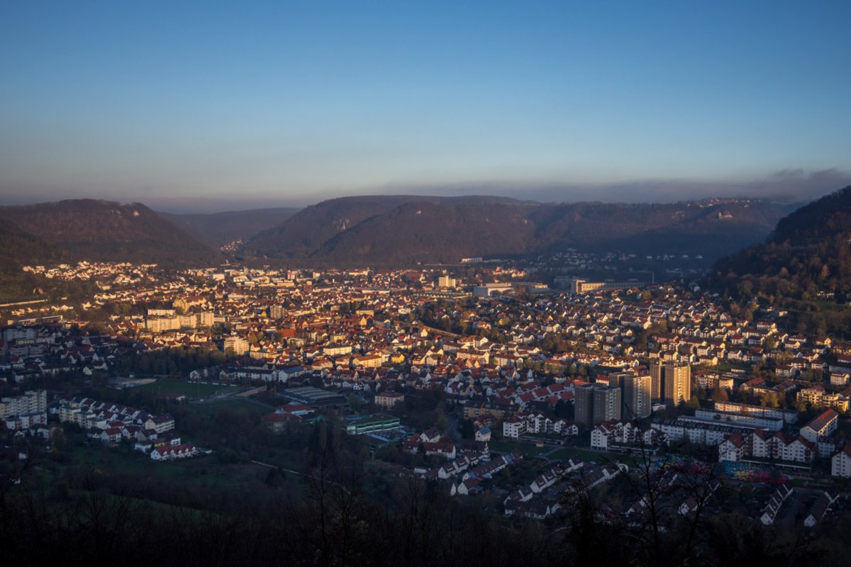 Blick vom Dreimännersitz auf Geislingen Wanderung von Bad Überkingen (Start: Parkplatz landesberufsschule beim Sportplatz) zum Michelsberg. Jungfraufelsen, Hausener Eand, Hausener Eck, Sandgrube bei Oberböhringen, Golfplatz bei Oberböhringen, Ramsfels, Drei Männersitz, Friedhof Heiligenäcket, Schillertempel, Ausgangspunkt.